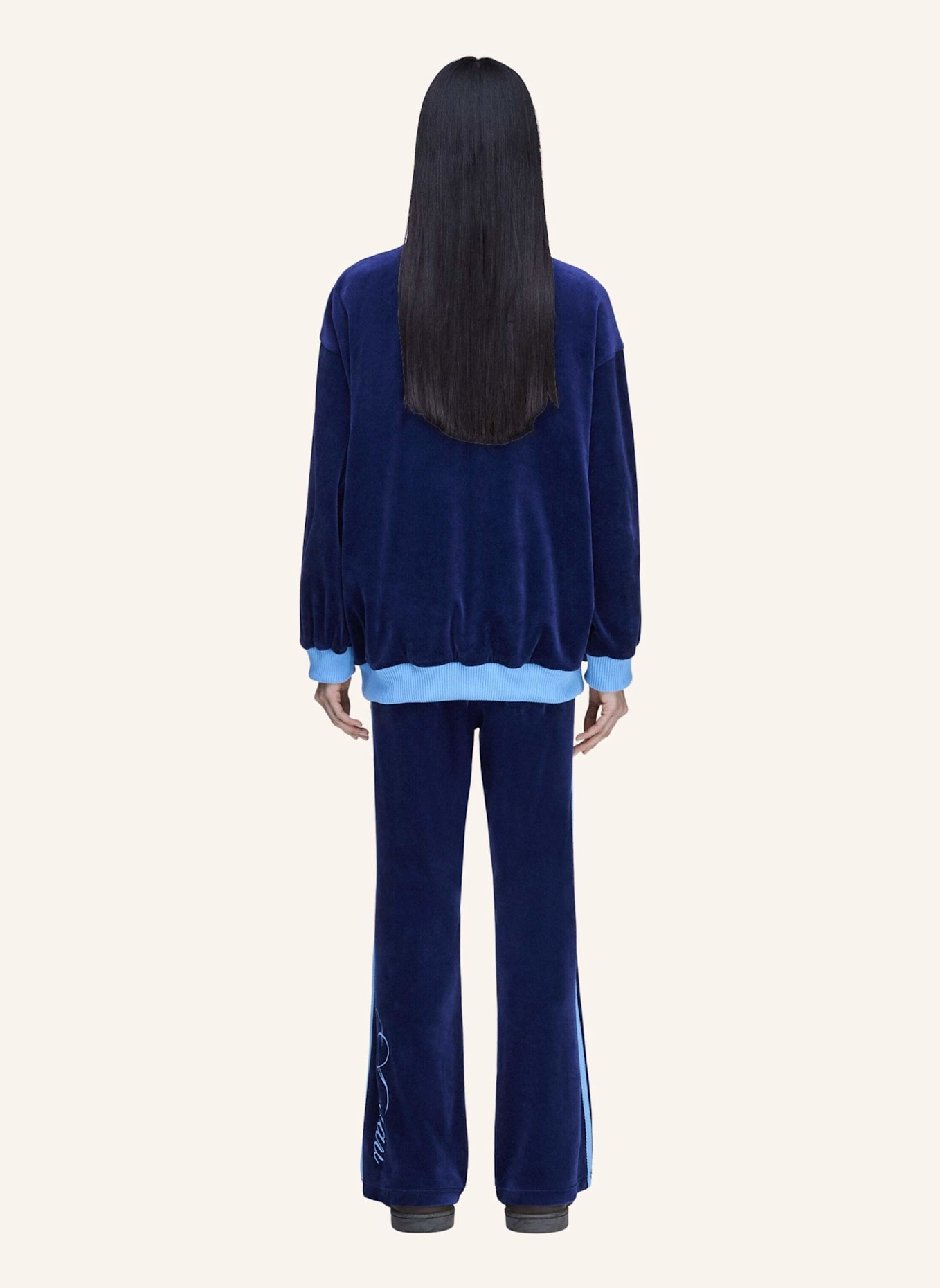 adidas Originals ADIDAS ORIGINALS BY AVAVAV VELOURS TRAININGSHOSE: BLAU