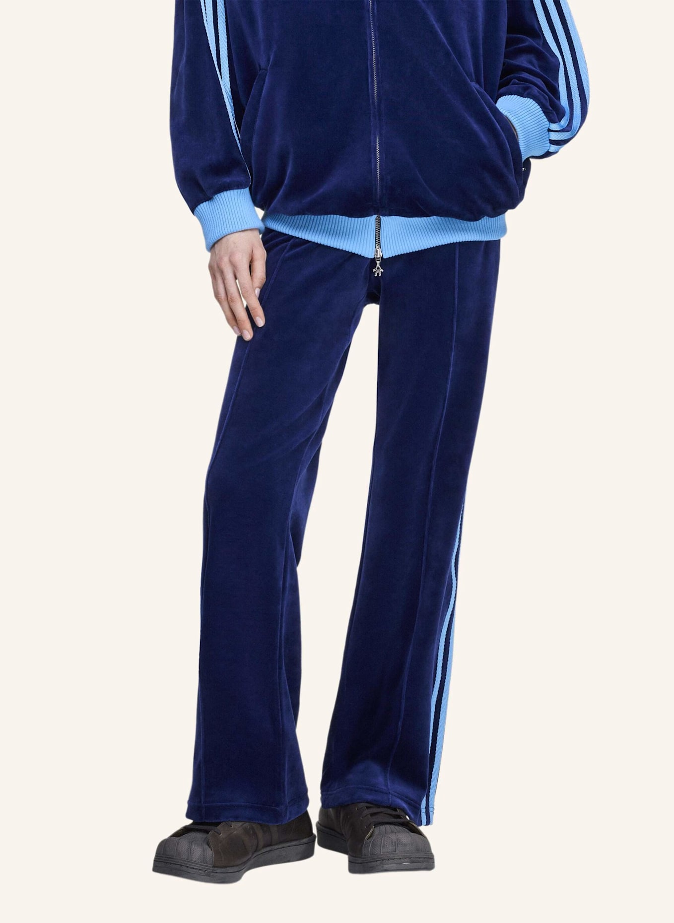 adidas Originals ADIDAS ORIGINALS BY AVAVAV VELOURS TRAININGSHOSE: BLAU