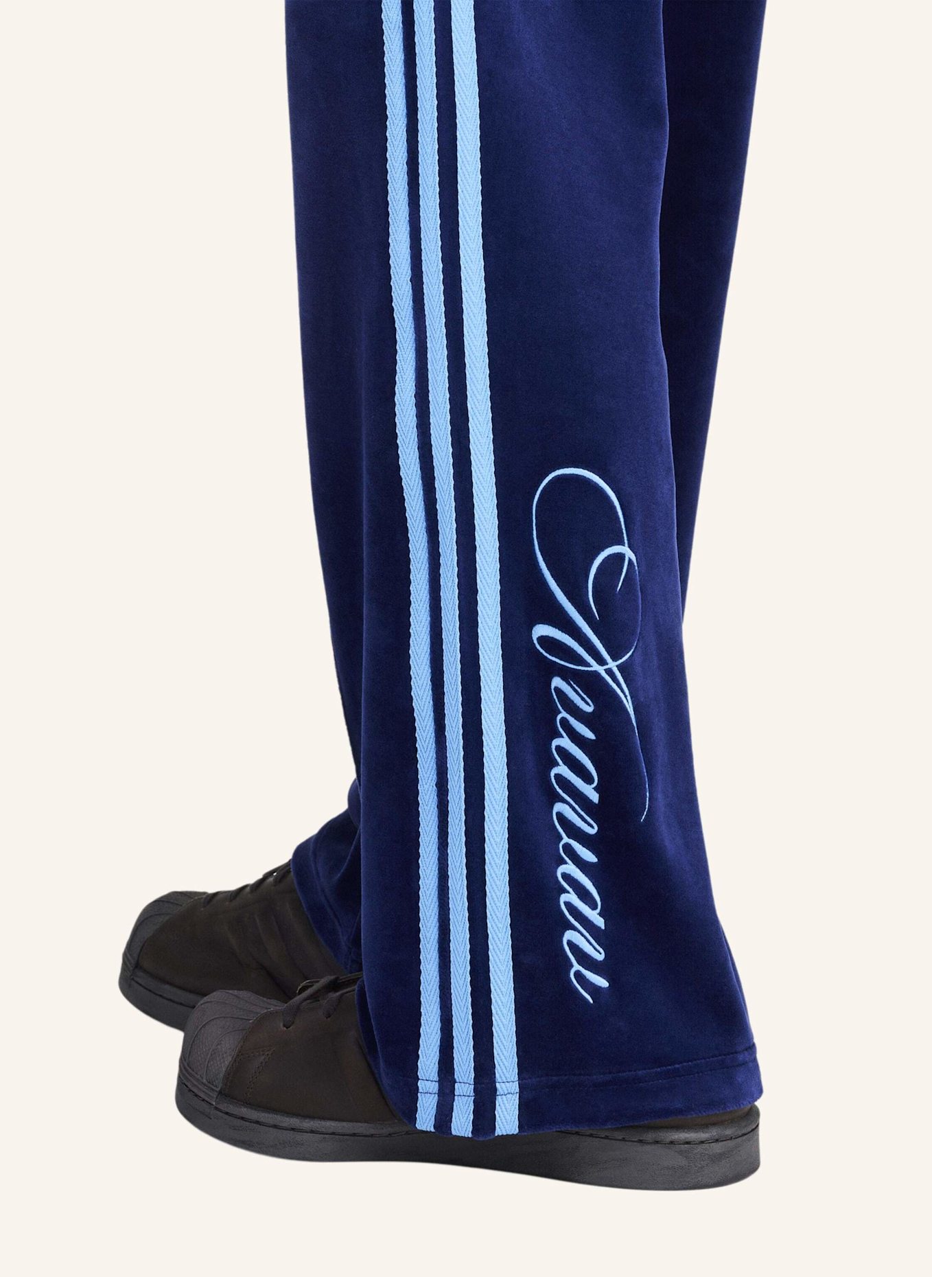 adidas Originals ADIDAS ORIGINALS BY AVAVAV VELOURS TRAININGSHOSE: BLAU