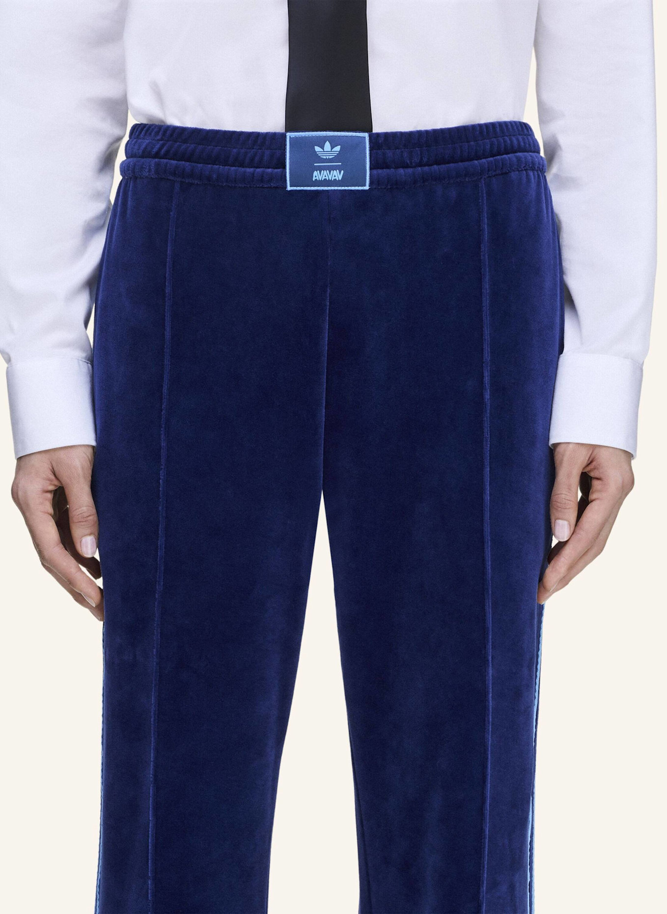 adidas Originals ADIDAS ORIGINALS BY AVAVAV VELOURS TRAININGSHOSE: BLAU