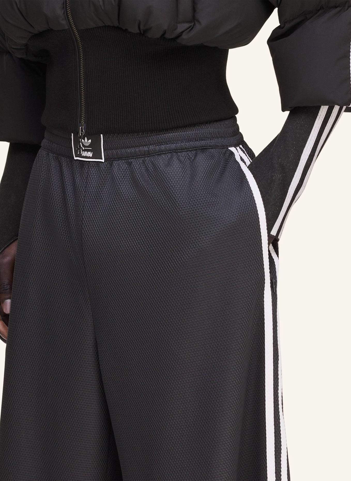 adidas Originals ADIDAS ORIGINALS BY AVAVAV BASKETBALLSHORTS: GRAU