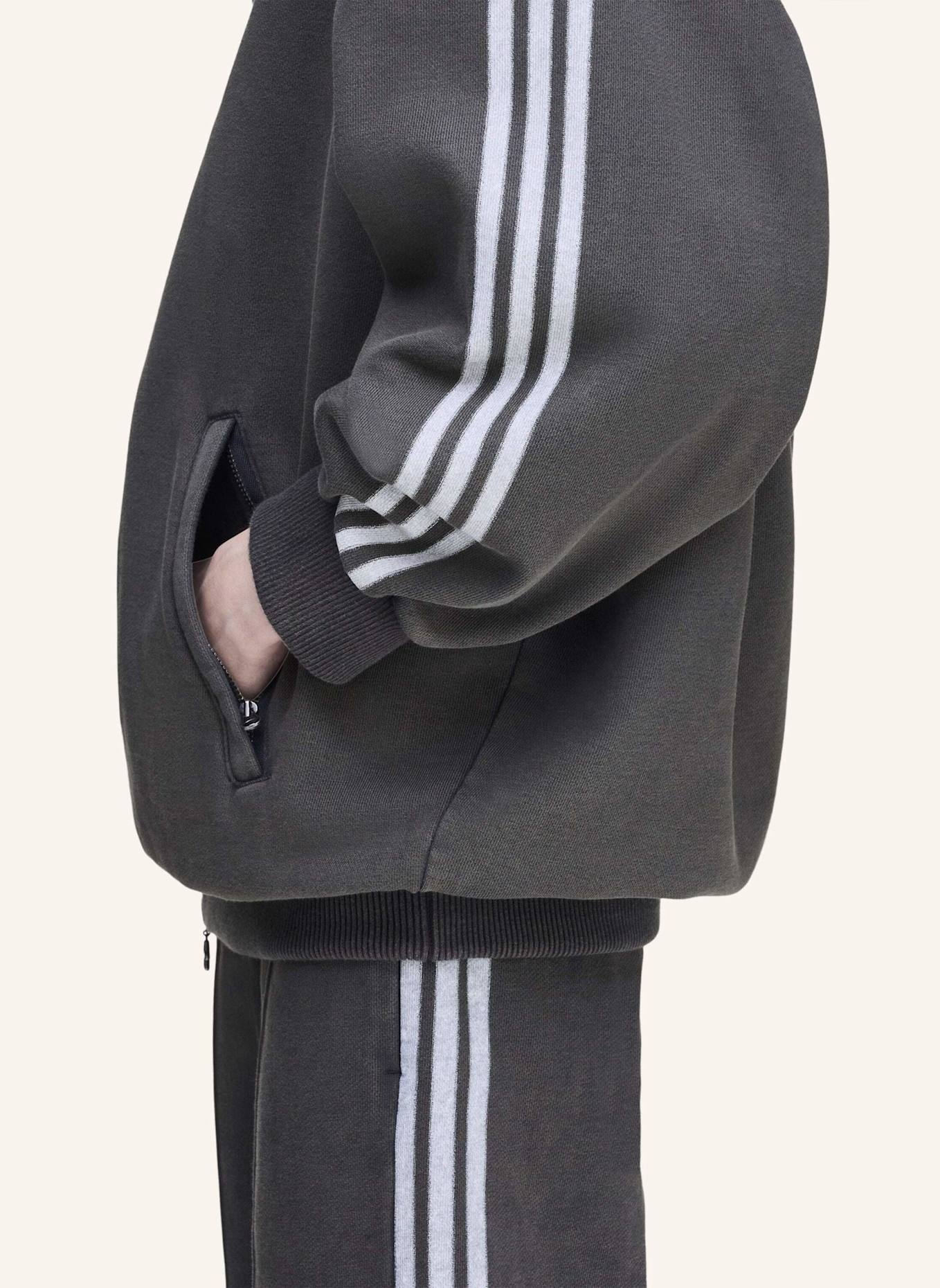 adidas Originals ADIDAS ORIGINALS BY AVAVAV TRAININGSJACKE AUS FRENCH TERRY: GRAU