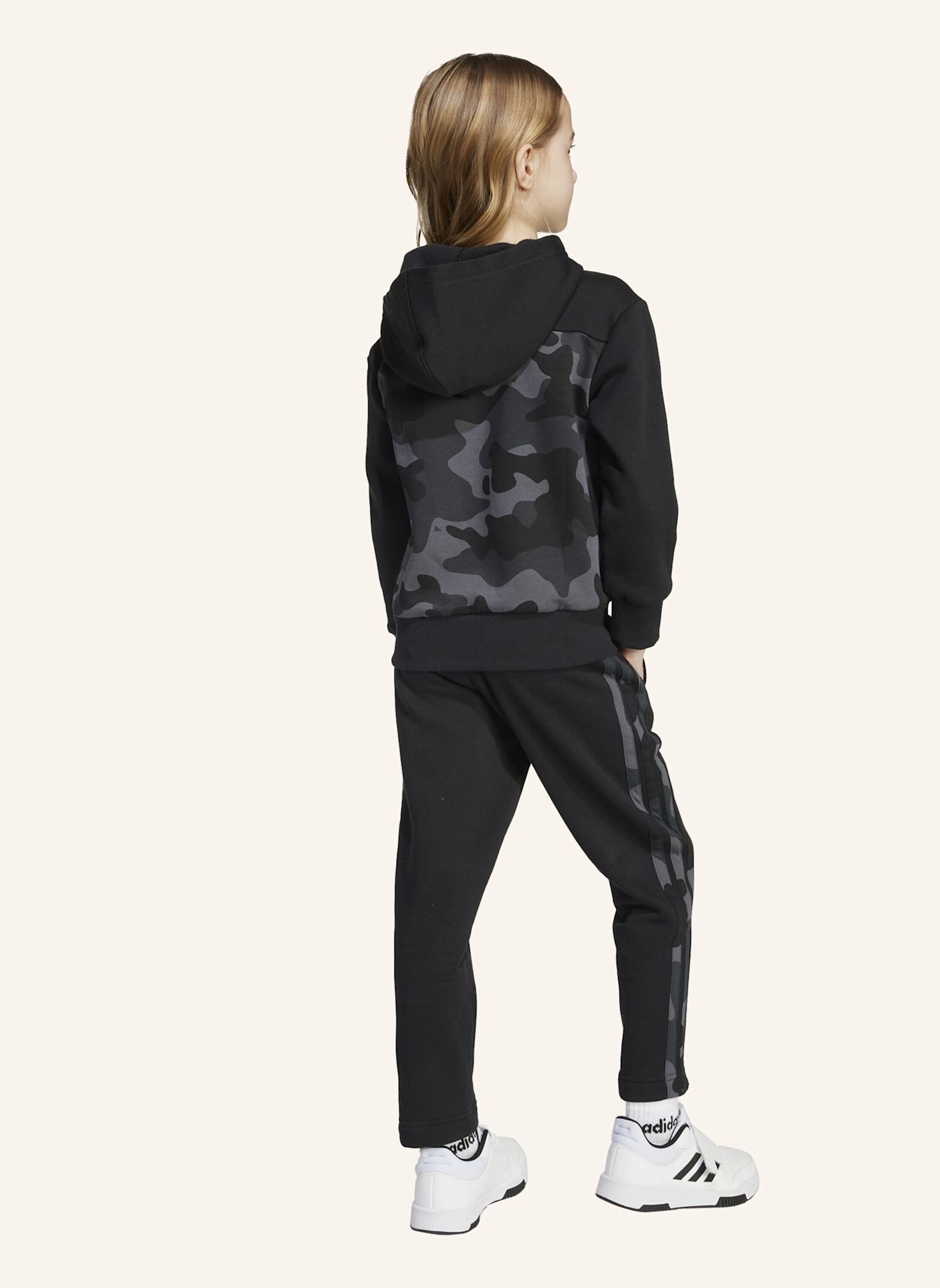 adidas SEASONAL ESSENTIALS CAMO FLEECE JOGGINGANZUG KLEINKINDER: SCHWARZ/ WEISS