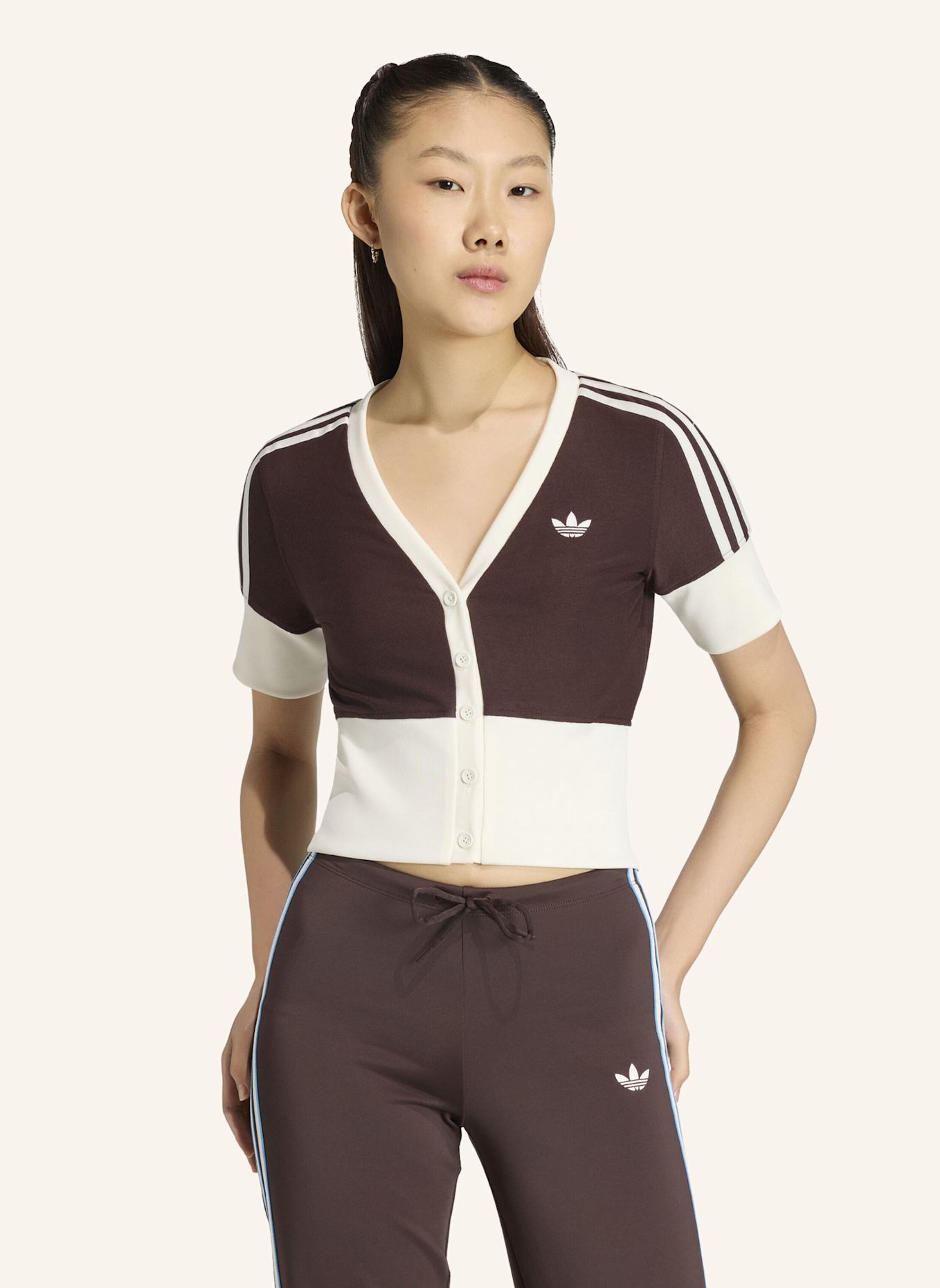 adidas Originals HEMD MIT V-AUSSCHNITT UND KNOPFLEISTE: BRAUN