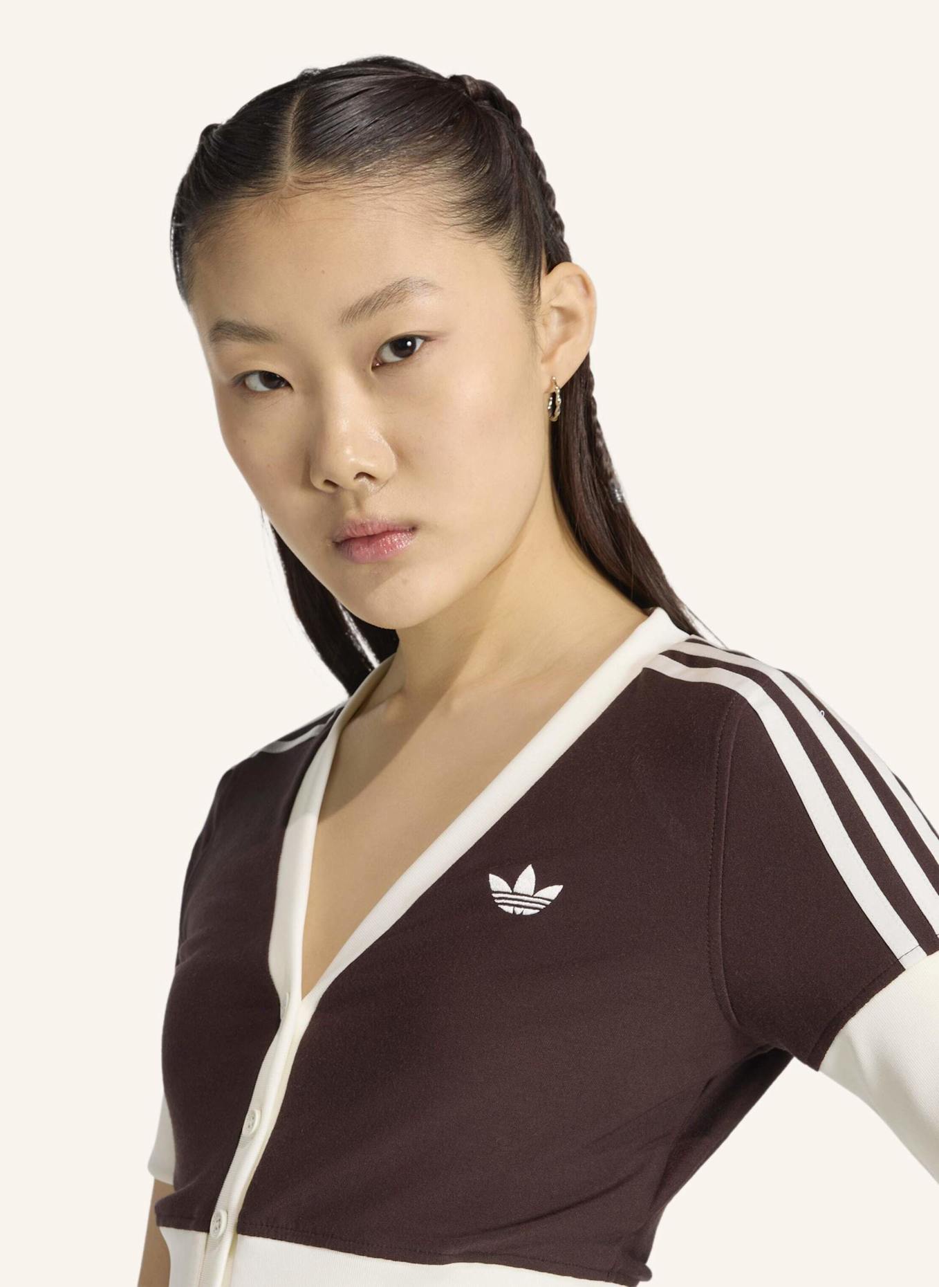 adidas Originals HEMD MIT V-AUSSCHNITT UND KNOPFLEISTE: BRAUN