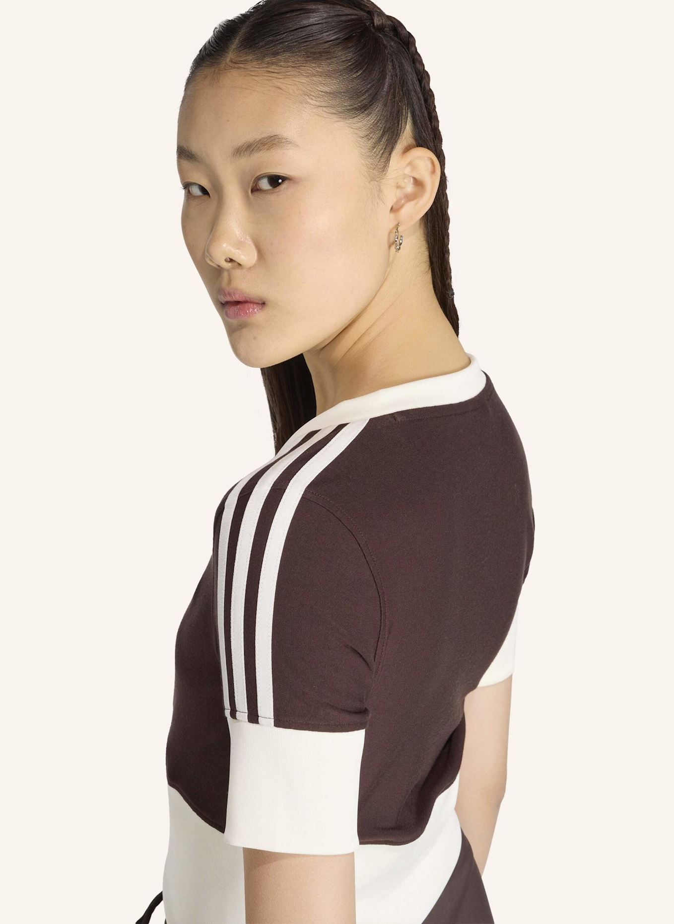 adidas Originals HEMD MIT V-AUSSCHNITT UND KNOPFLEISTE: BRAUN