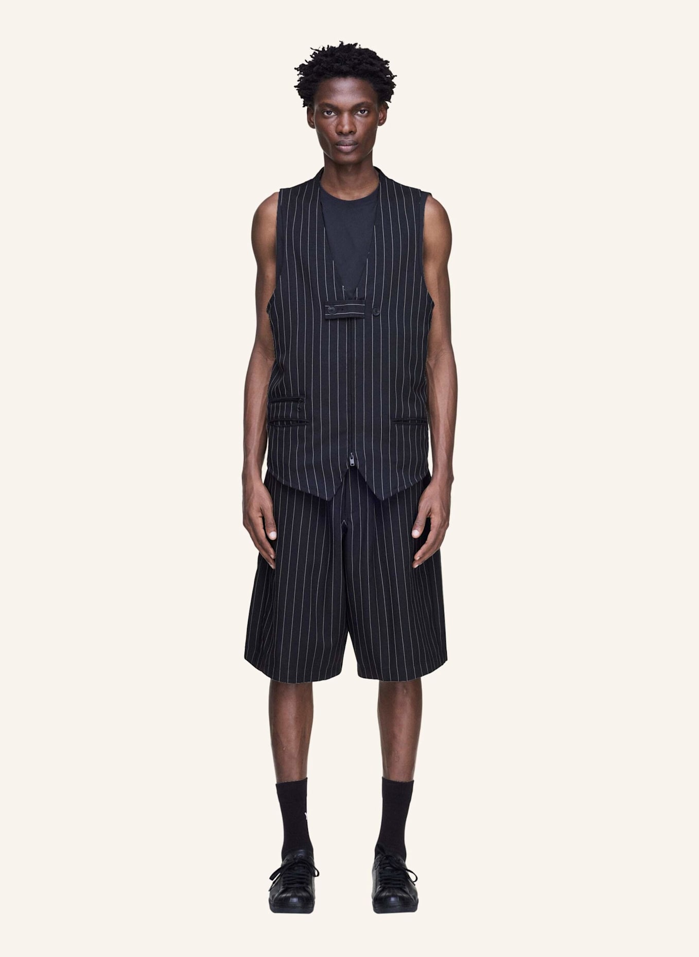 Y-3 Y-3 SPORT UNIFORM SHORTS MIT NADELSTREIFEN: SCHWARZ