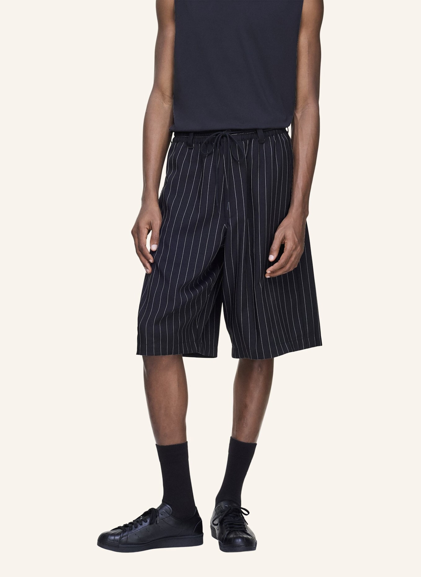 Y-3 Y-3 SPORT UNIFORM SHORTS MIT NADELSTREIFEN: SCHWARZ