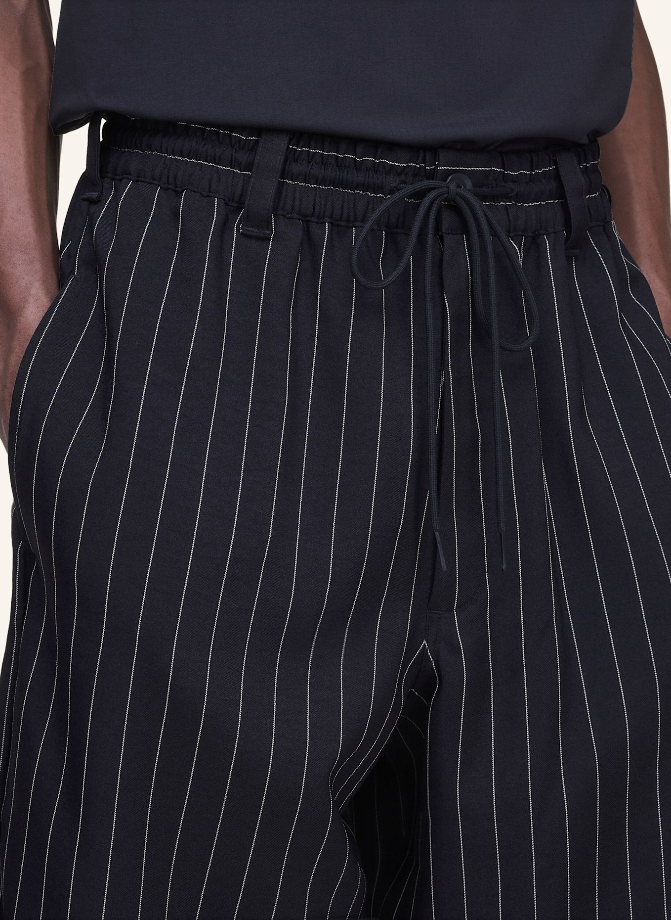 Y-3 Y-3 SPORT UNIFORM SHORTS MIT NADELSTREIFEN: SCHWARZ