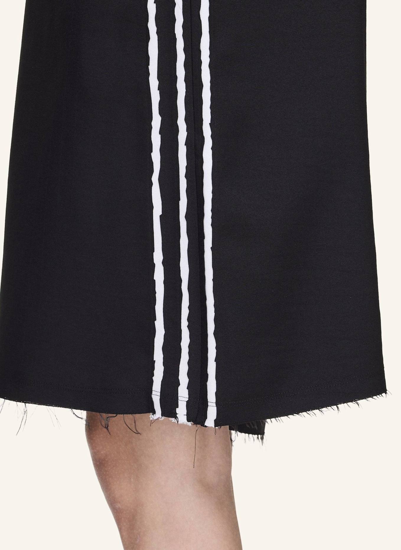 Y-3 Y-3 SPORT UNIFORM RAW CUT 3-STREIFEN SHORTS: SCHWARZ