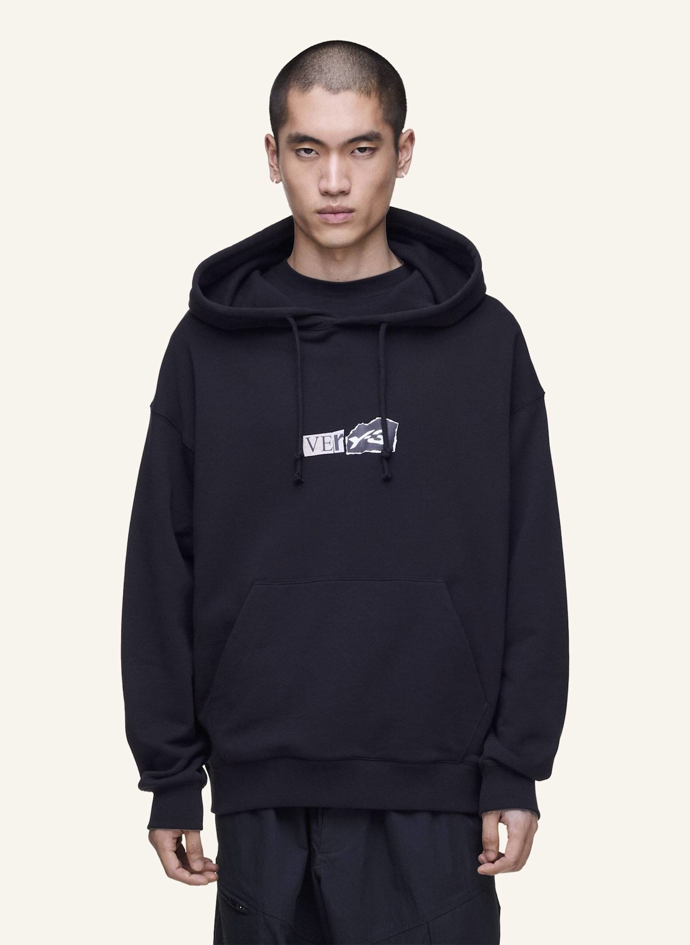 Y-3 Y-3 HOODIE AUS ANGERAUTEM FROTTEE GFX: SCHWARZ