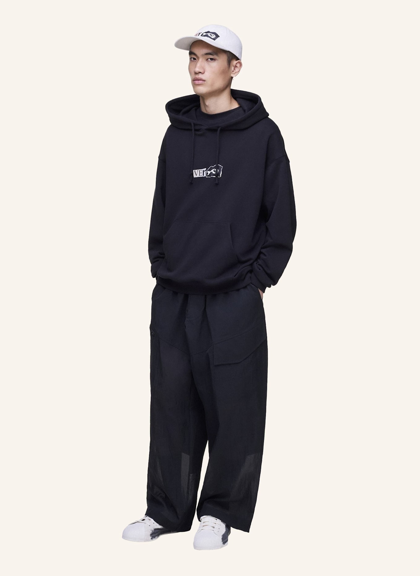 Y-3 Y-3 HOODIE AUS ANGERAUTEM FROTTEE GFX: SCHWARZ