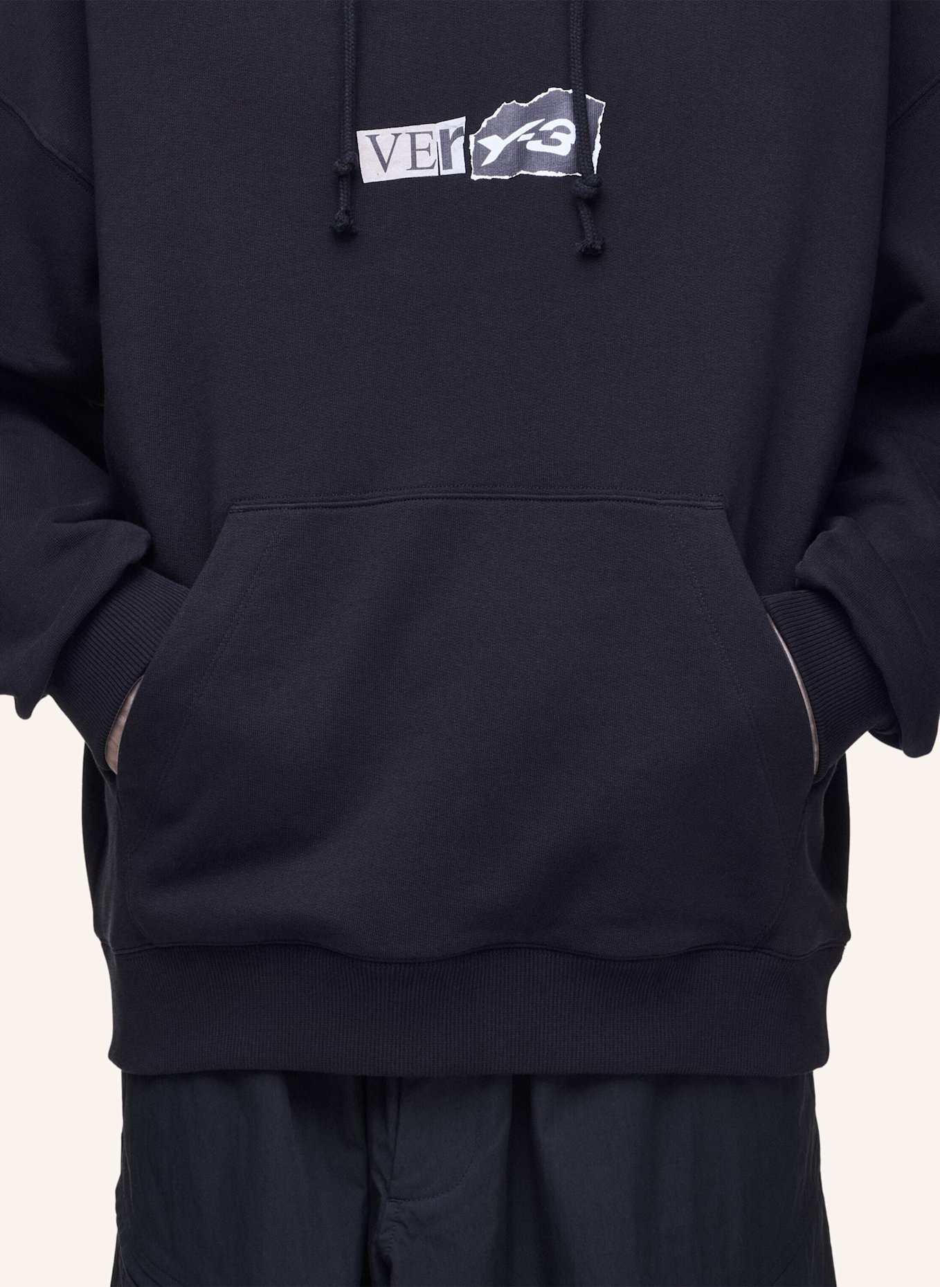 Y-3 Y-3 HOODIE AUS ANGERAUTEM FROTTEE GFX: SCHWARZ