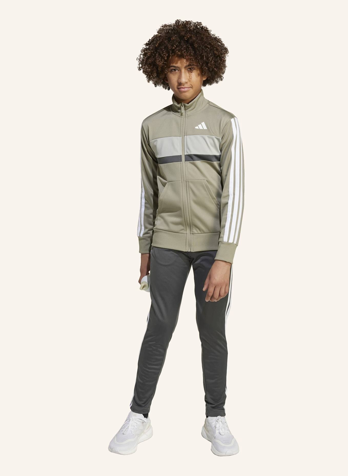 adidas SEASONAL ESSENTIALS TIBERIO 3-STREIFEN TRICOT KIDS TRAININGSANZUG: SILBER/ GRAU/ WEISS