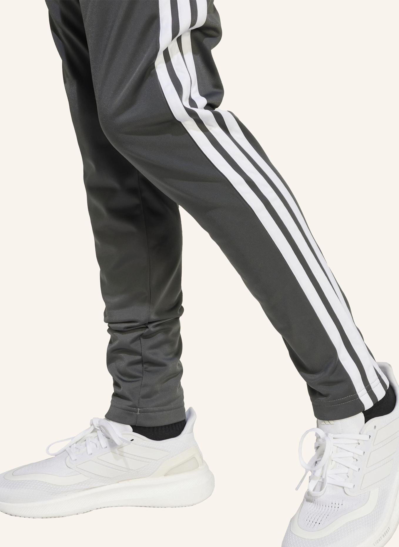 adidas SEASONAL ESSENTIALS TIBERIO 3-STREIFEN TRICOT KIDS TRAININGSANZUG: SILBER/ GRAU/ WEISS