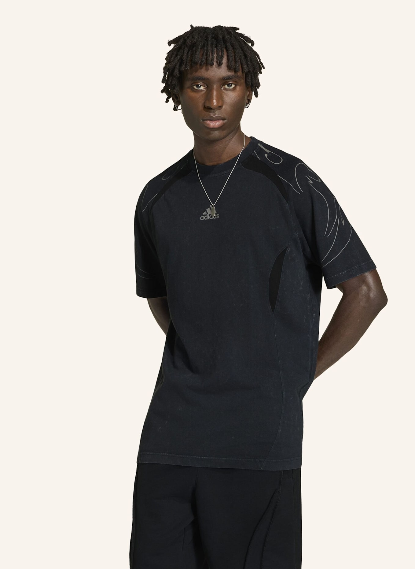 adidas Originals ADILENIUM SEASON 4 TEAMGEIST T-SHIRT MIT GRAFIKPRINT: SCHWARZ