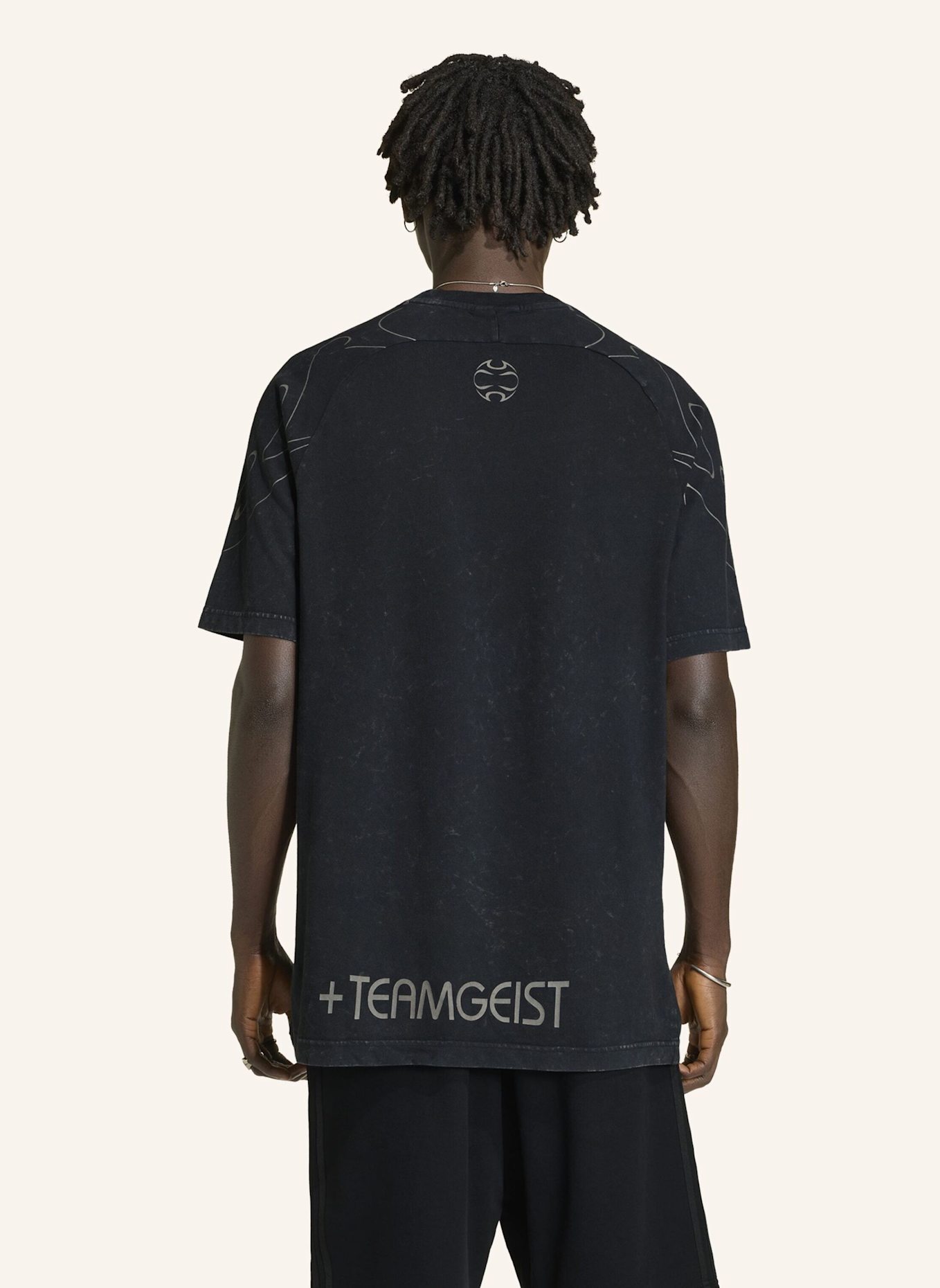 adidas Originals ADILENIUM SEASON 4 TEAMGEIST T-SHIRT MIT GRAFIKPRINT: SCHWARZ