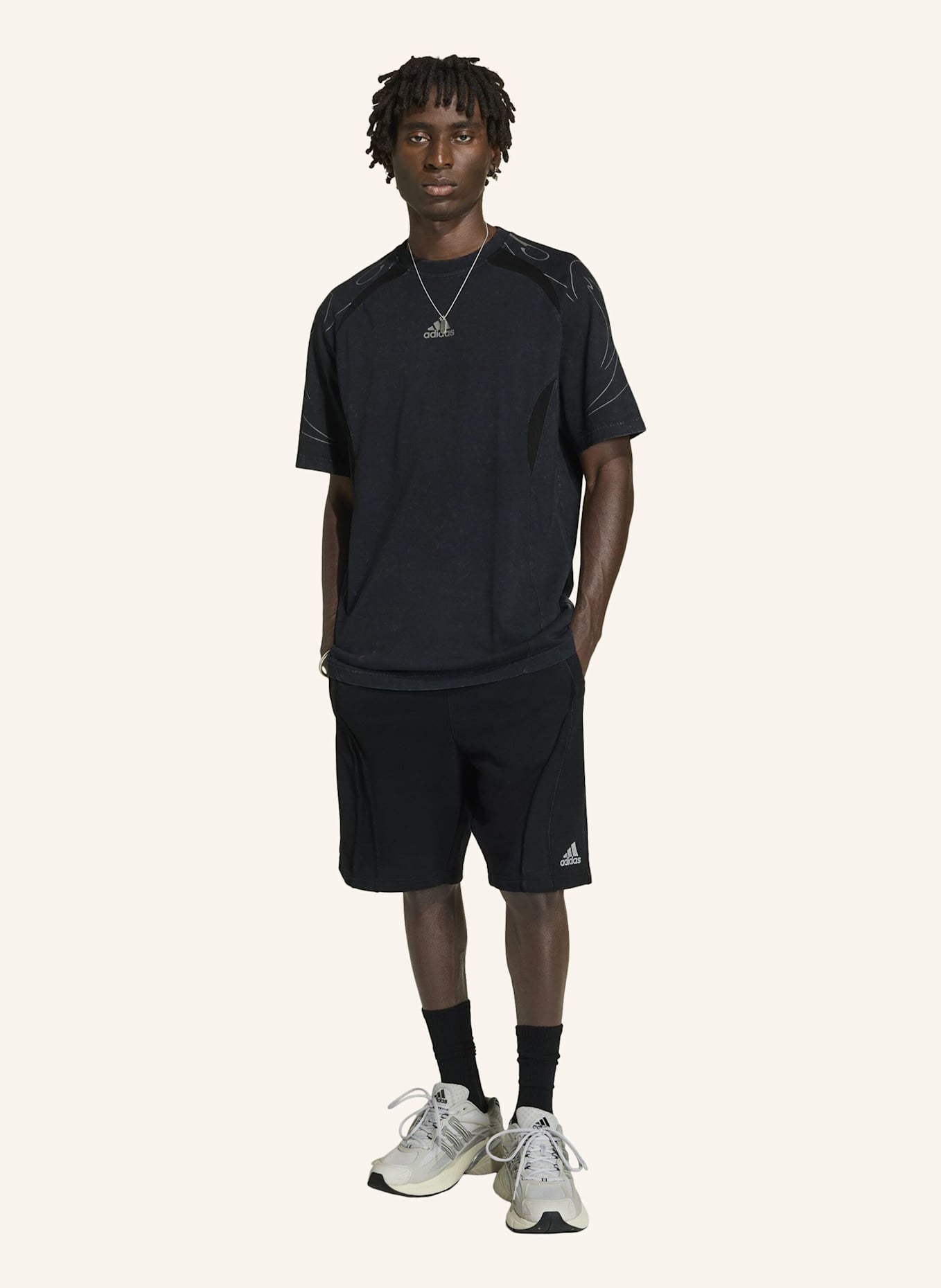 adidas Originals ADILENIUM SEASON 4 TEAMGEIST T-SHIRT MIT GRAFIKPRINT: SCHWARZ