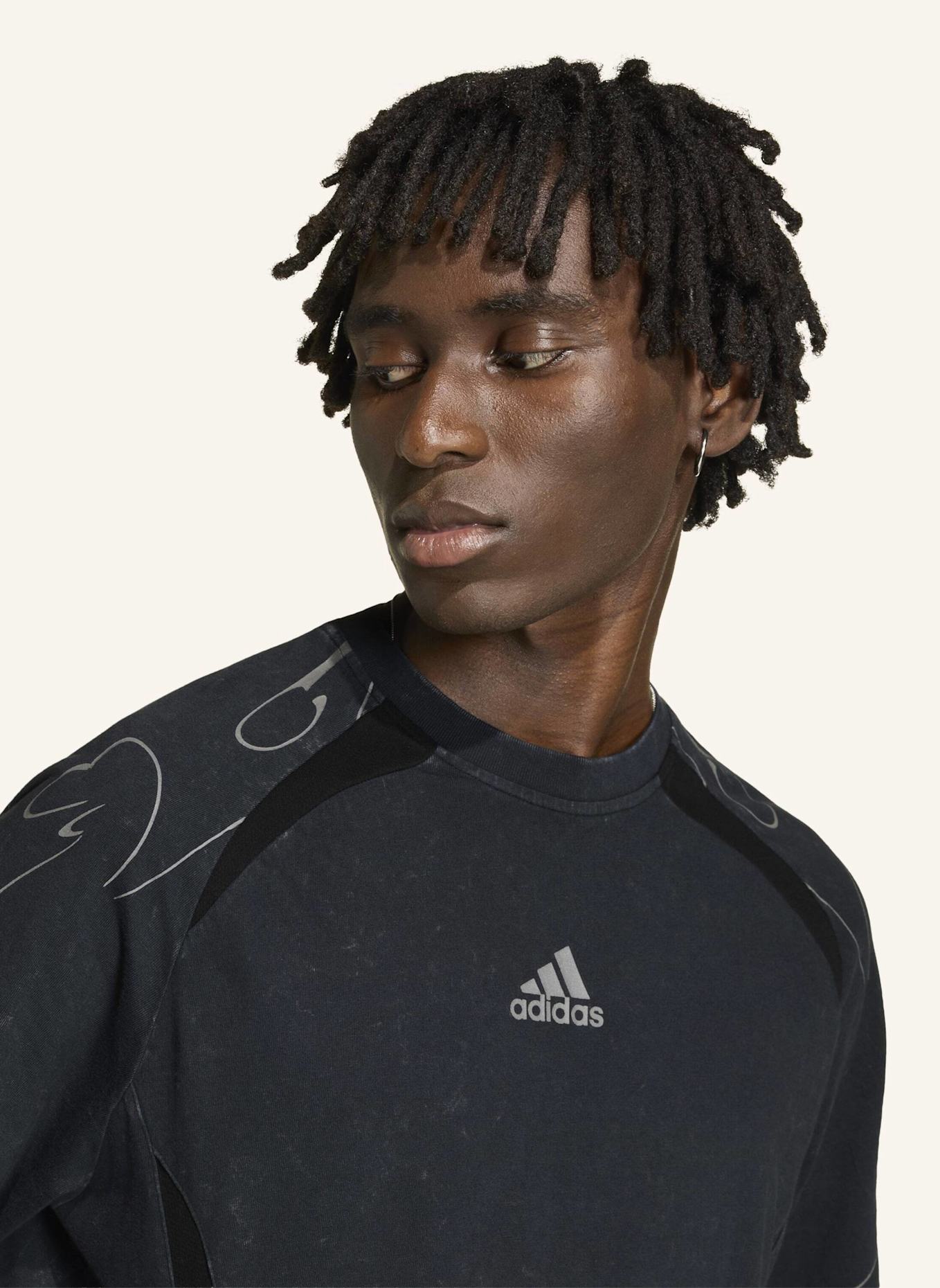 adidas Originals ADILENIUM SEASON 4 TEAMGEIST T-SHIRT MIT GRAFIKPRINT: SCHWARZ