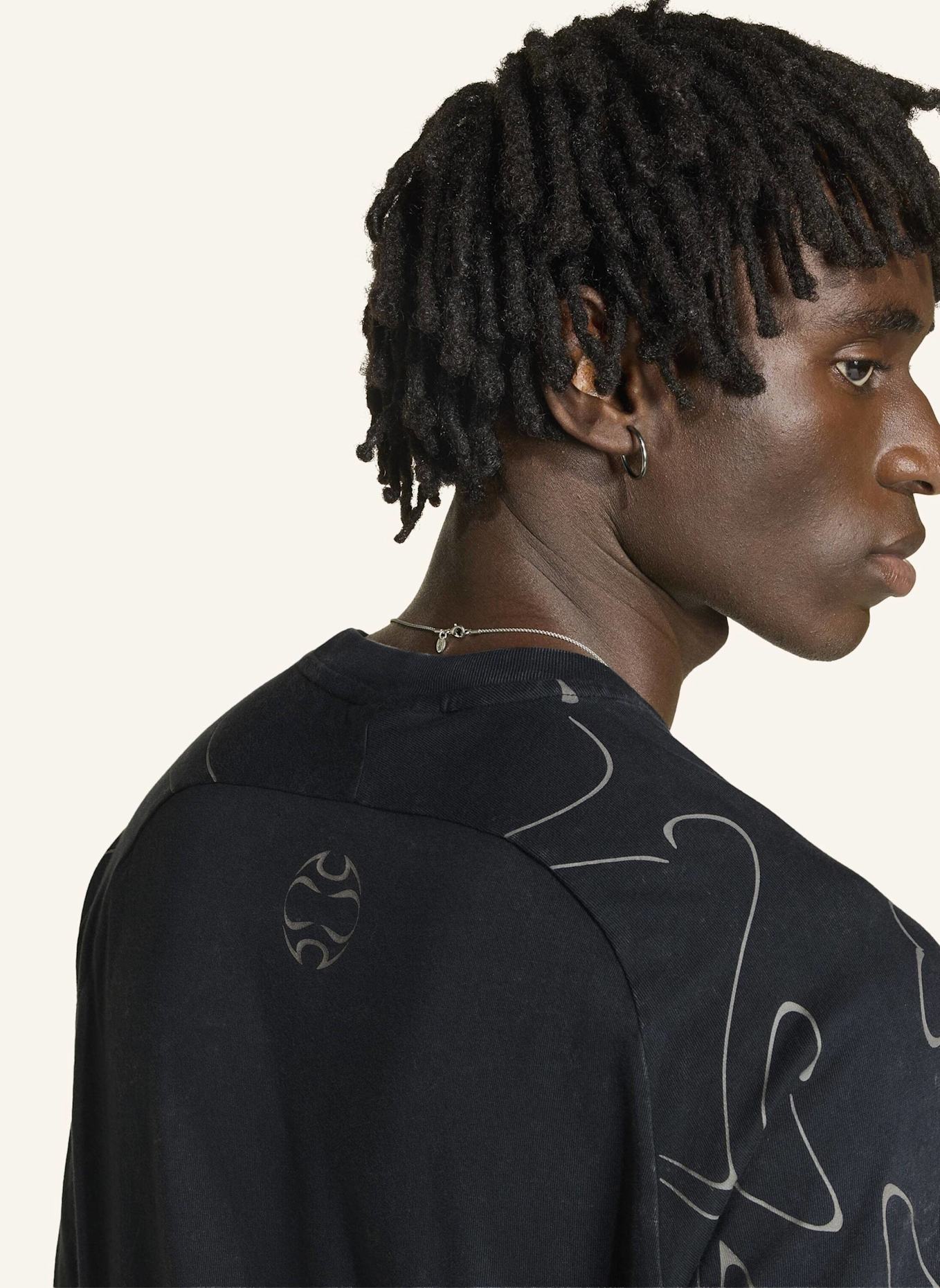 adidas Originals ADILENIUM SEASON 4 TEAMGEIST T-SHIRT MIT GRAFIKPRINT: SCHWARZ