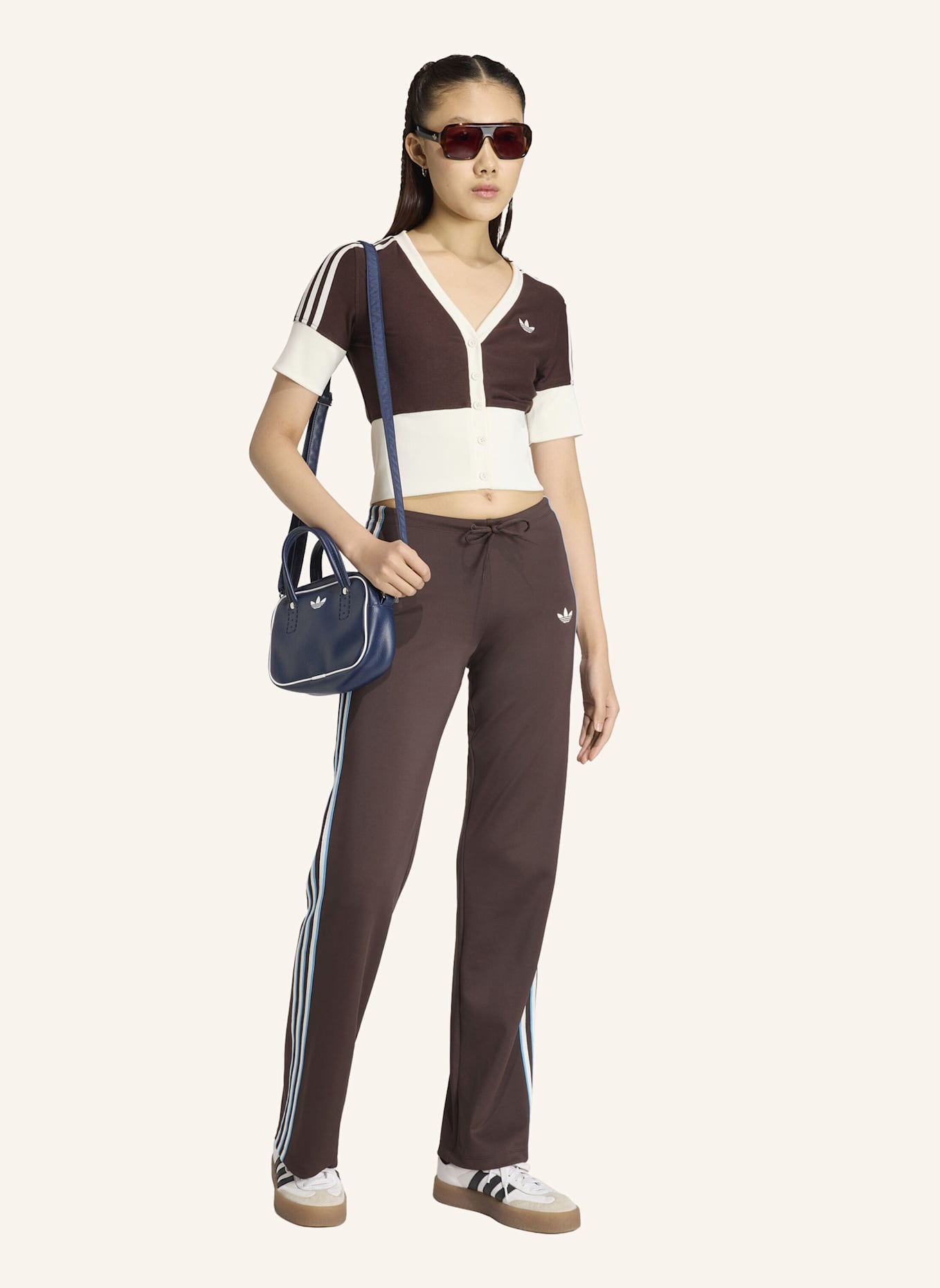 adidas Originals HEMD MIT V-AUSSCHNITT UND KNOPFLEISTE: BRAUN