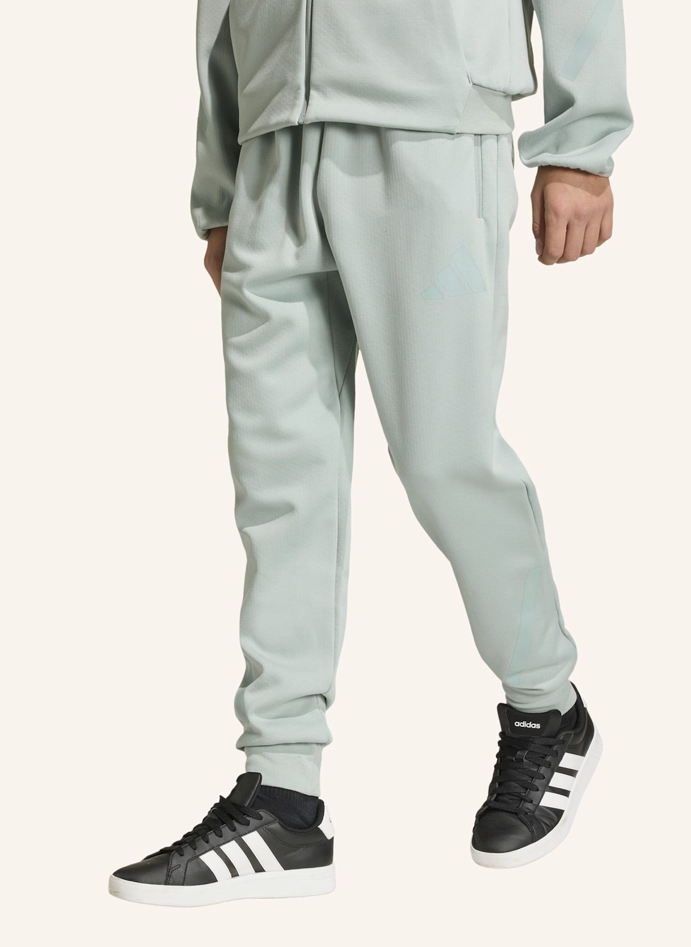 adidas ADIDAS Z.N.E. HOSE MIT SCHMAL ZULAUFENDER BEINFORM: GRÜN