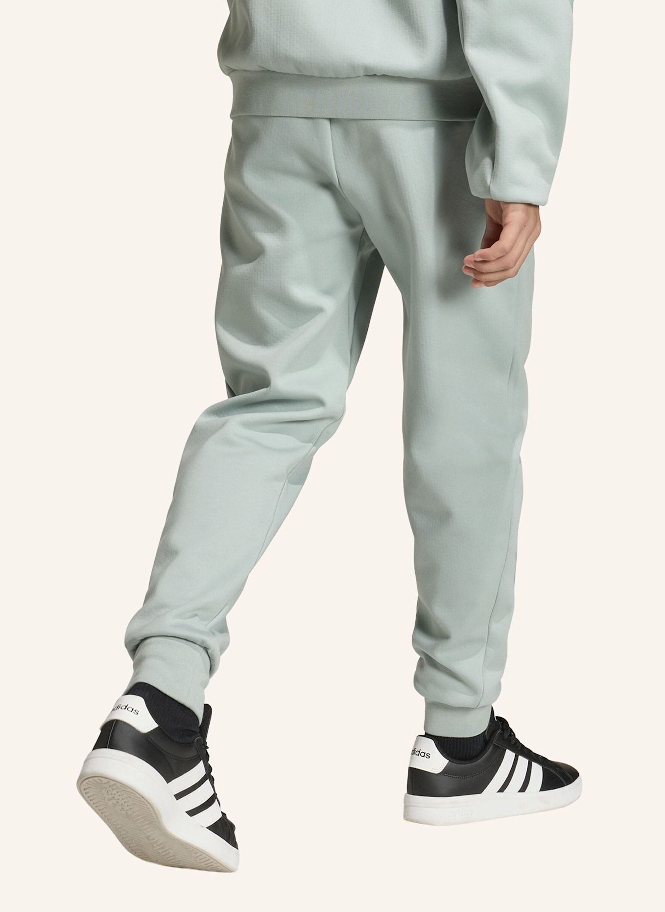 adidas ADIDAS Z.N.E. HOSE MIT SCHMAL ZULAUFENDER BEINFORM: GRÜN