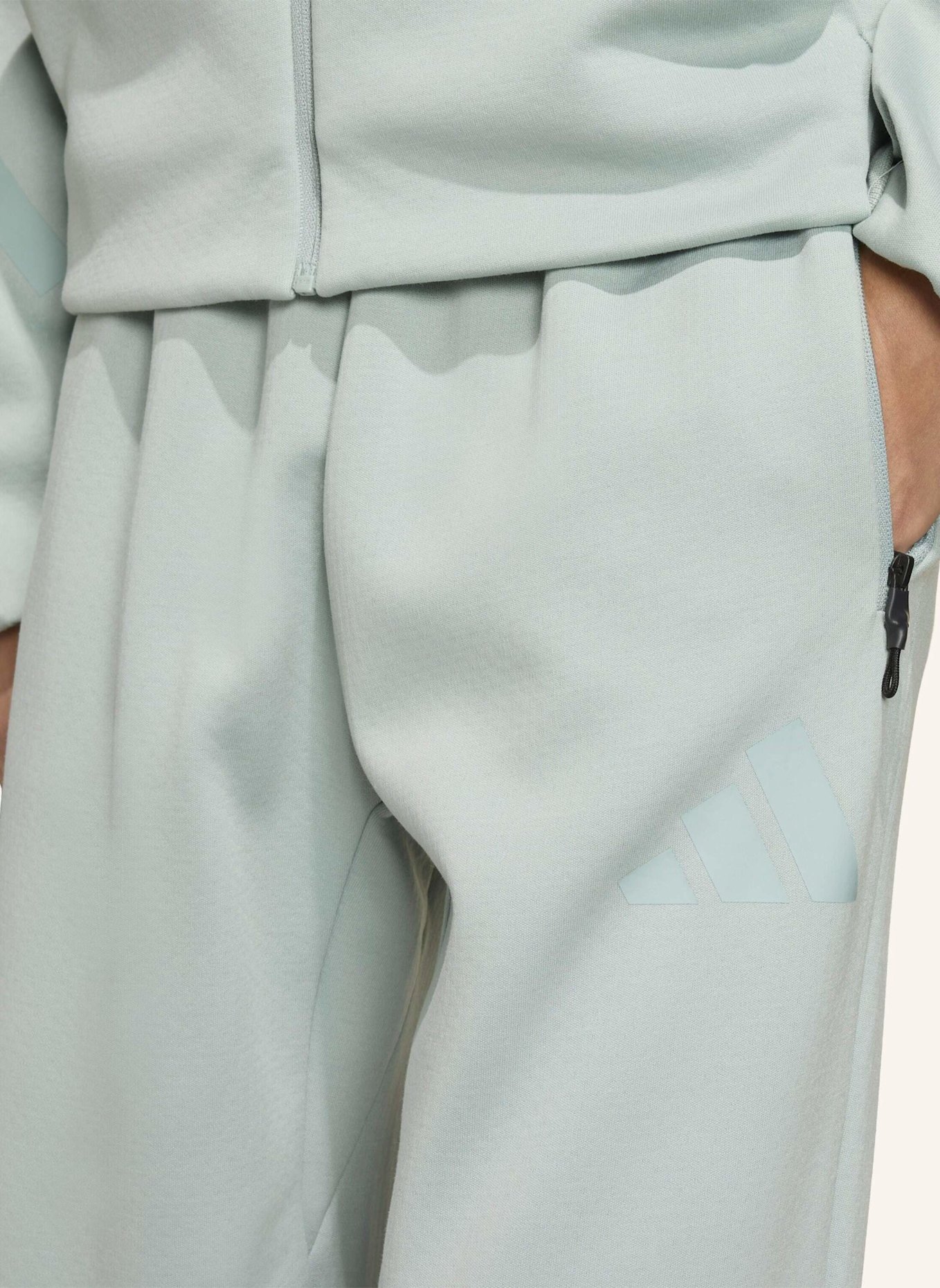 adidas ADIDAS Z.N.E. HOSE MIT SCHMAL ZULAUFENDER BEINFORM: GRÜN