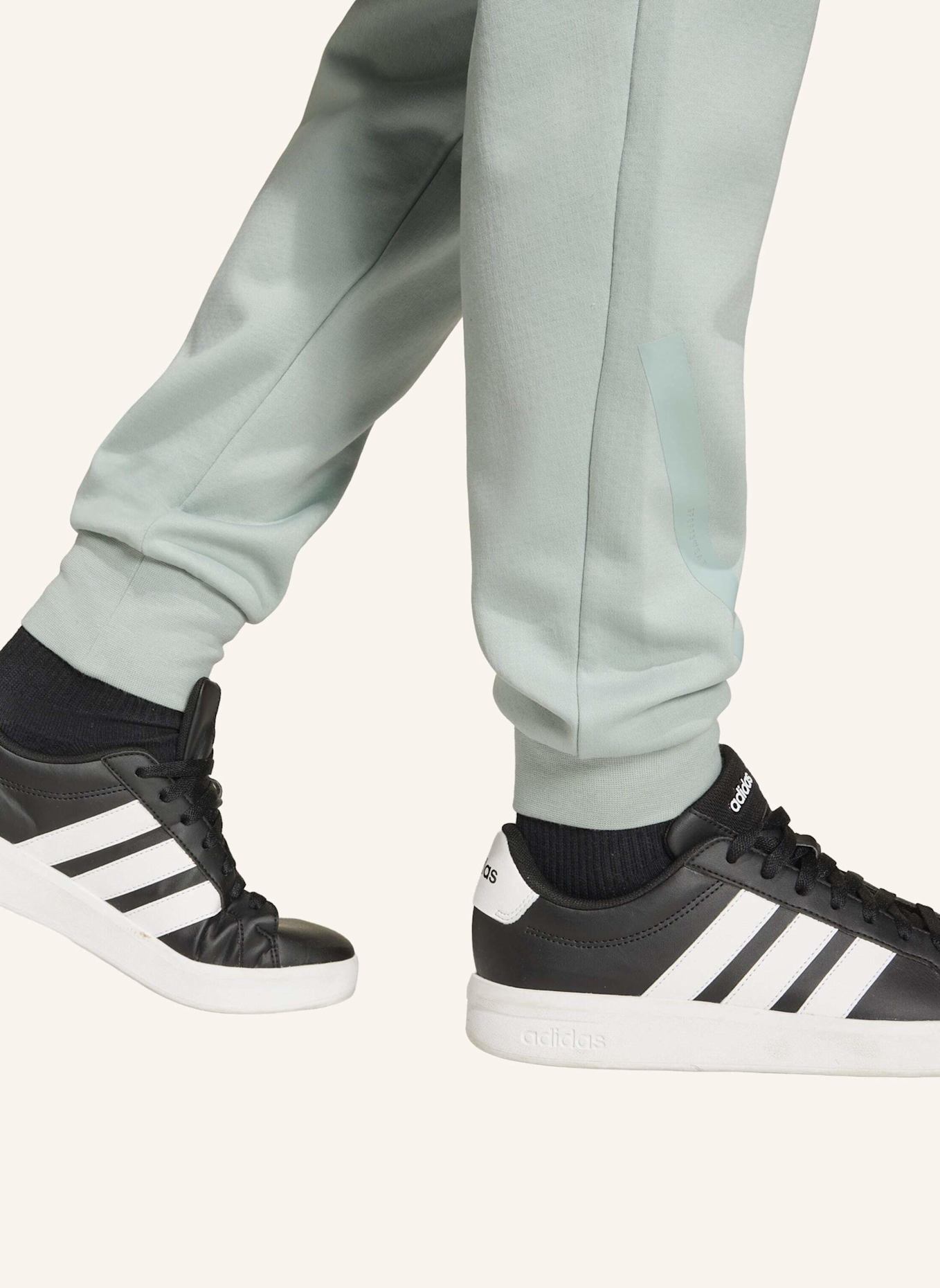 adidas ADIDAS Z.N.E. HOSE MIT SCHMAL ZULAUFENDER BEINFORM: GRÜN