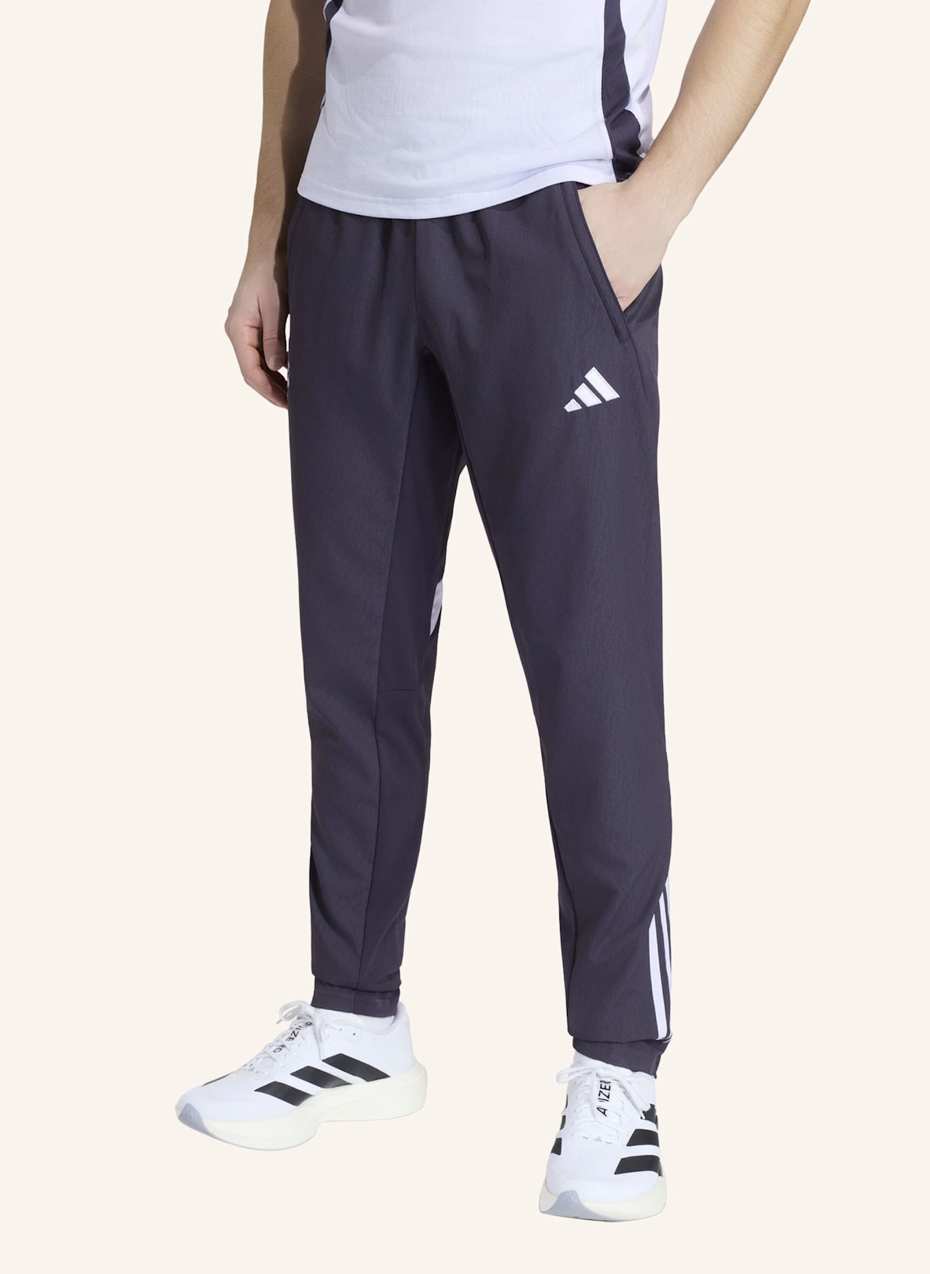 adidas MANCHESTER UNITED TIRO 25 COMPETITION PRÄSENTATIONSHOSE: SCHWARZ/ LILA