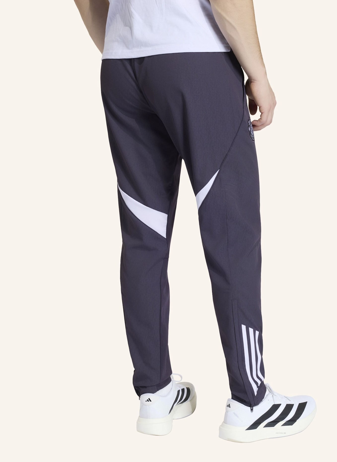 adidas MANCHESTER UNITED TIRO 25 COMPETITION PRÄSENTATIONSHOSE: SCHWARZ/ LILA