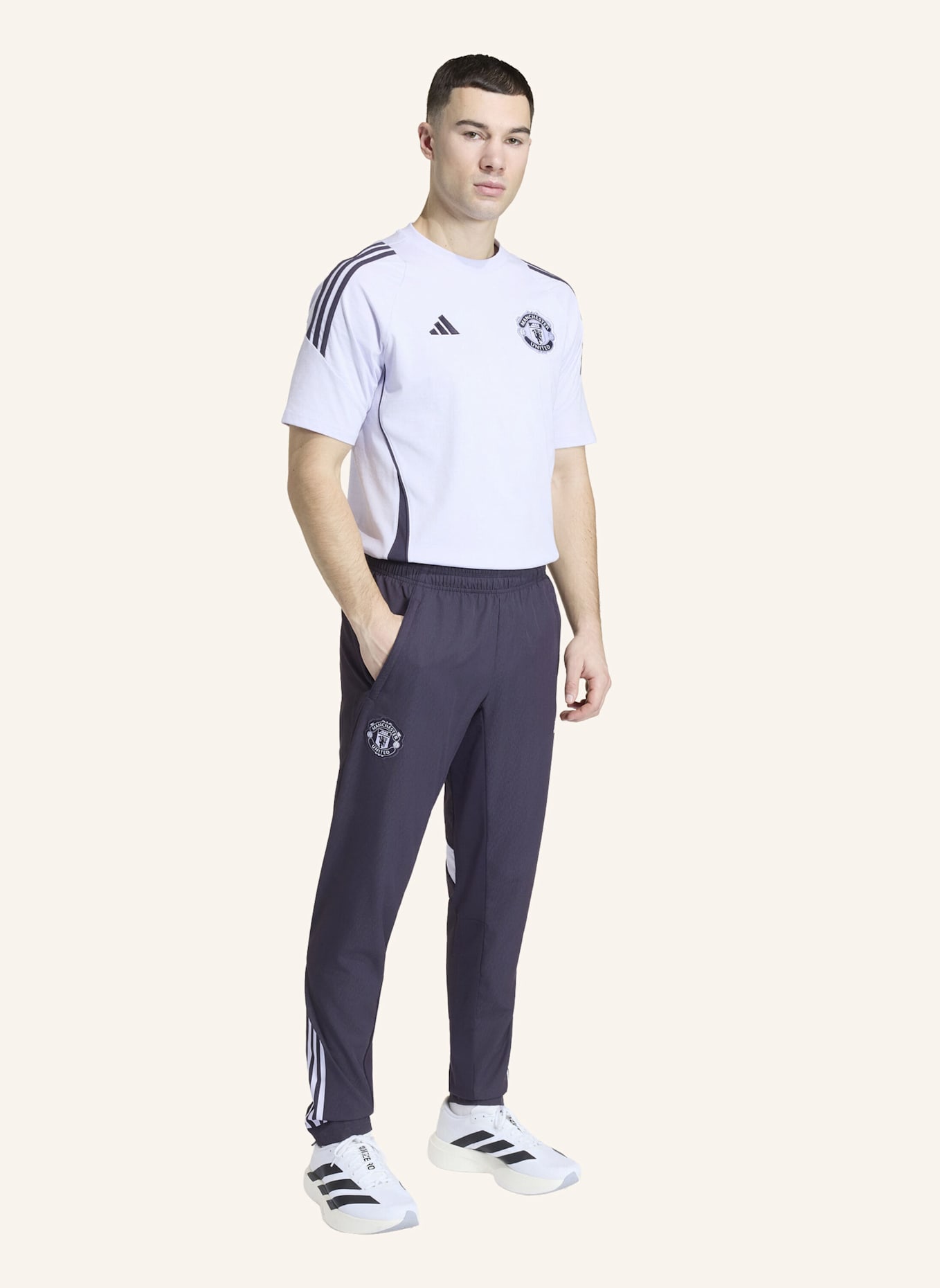 adidas MANCHESTER UNITED TIRO 25 COMPETITION PRÄSENTATIONSHOSE: SCHWARZ/ LILA