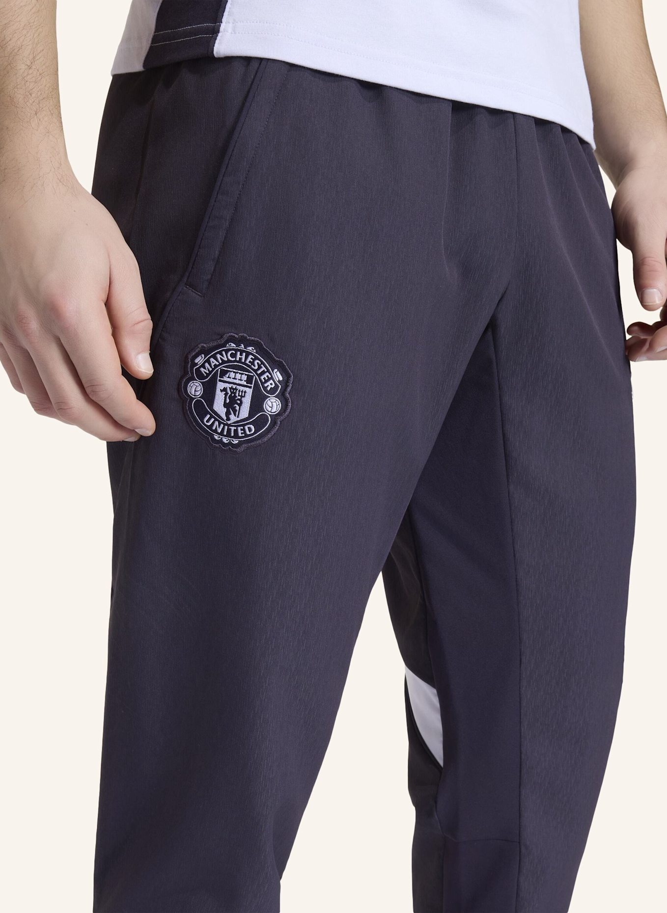 adidas MANCHESTER UNITED TIRO 25 COMPETITION PRÄSENTATIONSHOSE: SCHWARZ/ LILA