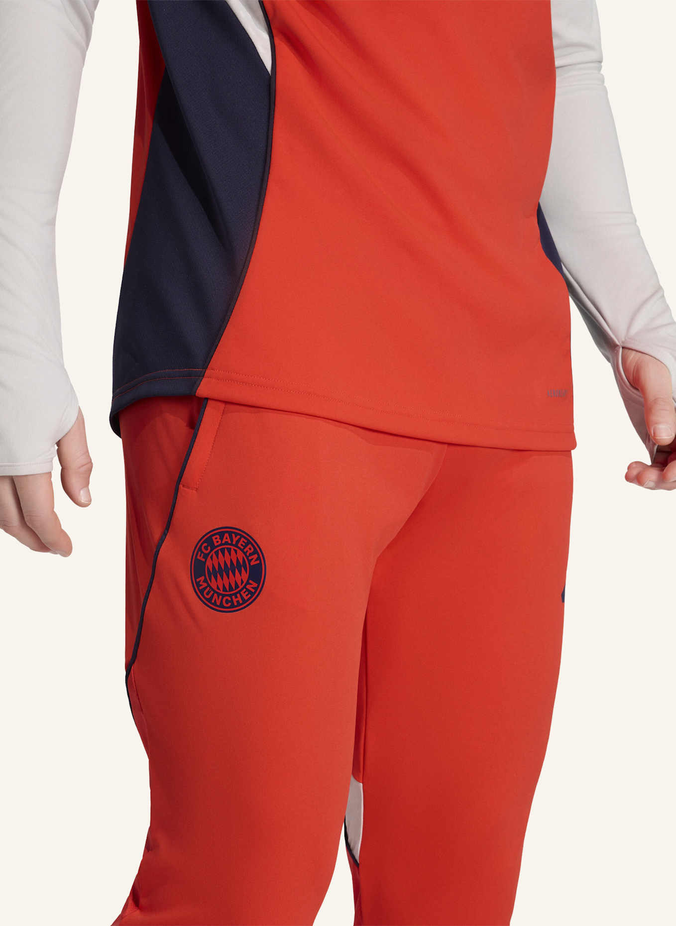 adidas FC BAYERN MÜNCHEN 2025/2026 TIRO25 COMPETITION TRAININGSHOSE: ROT