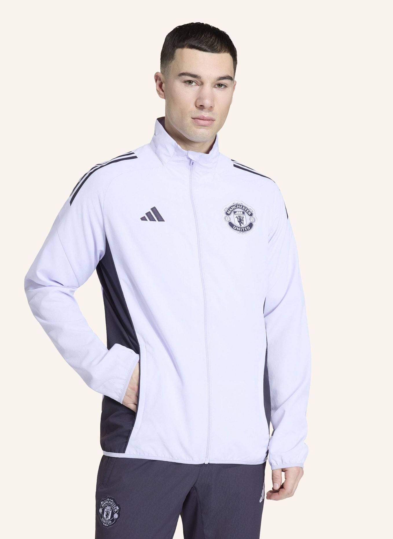 adidas MANCHESTER UNITED TIRO 25 COMPETITION PRÄSENTATIONSJACKE: LILA/ SCHWARZ