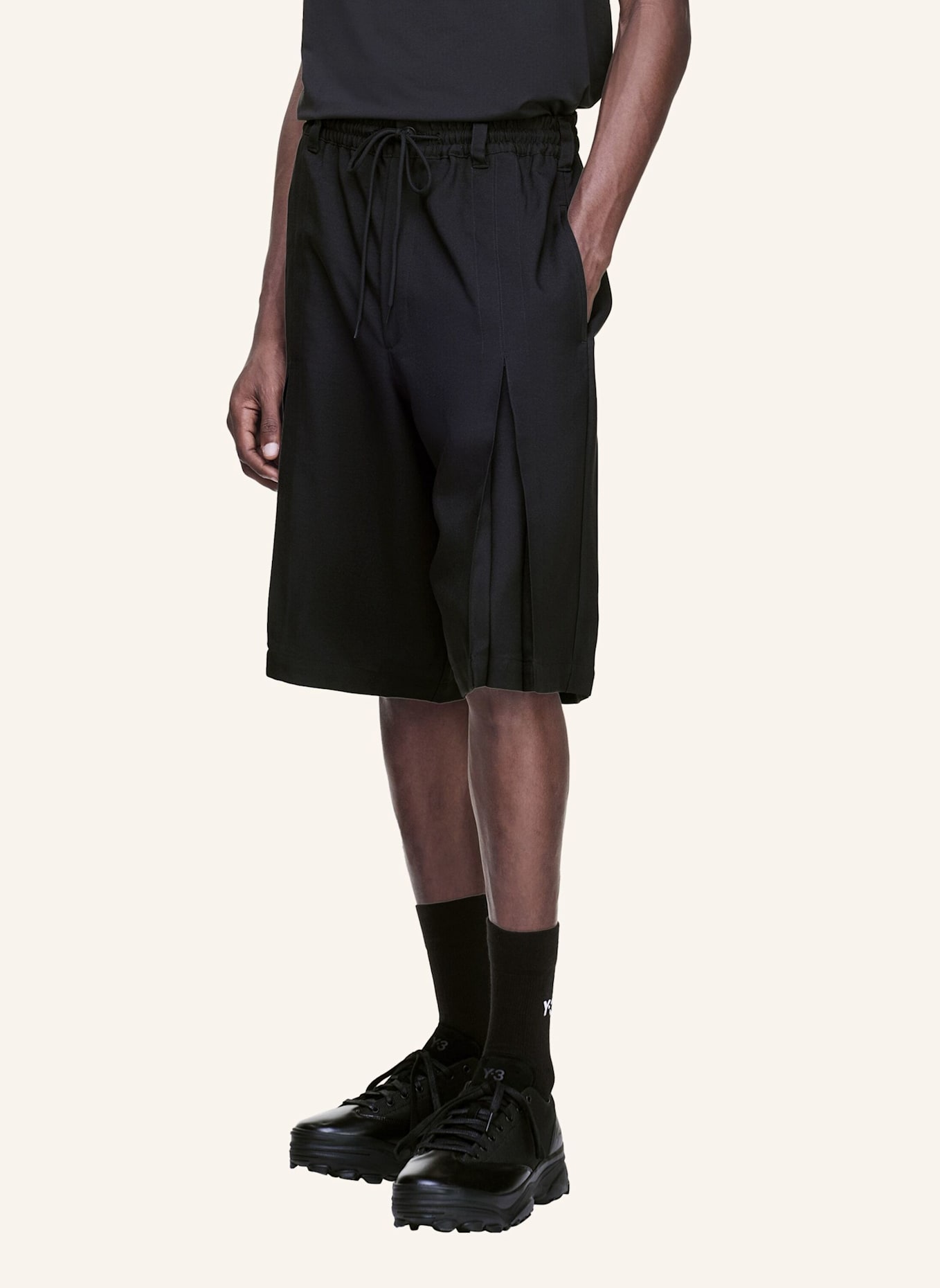 Y-3 Y-3 SPORT UNIFORM SHORTS MIT FALTEN: SCHWARZ