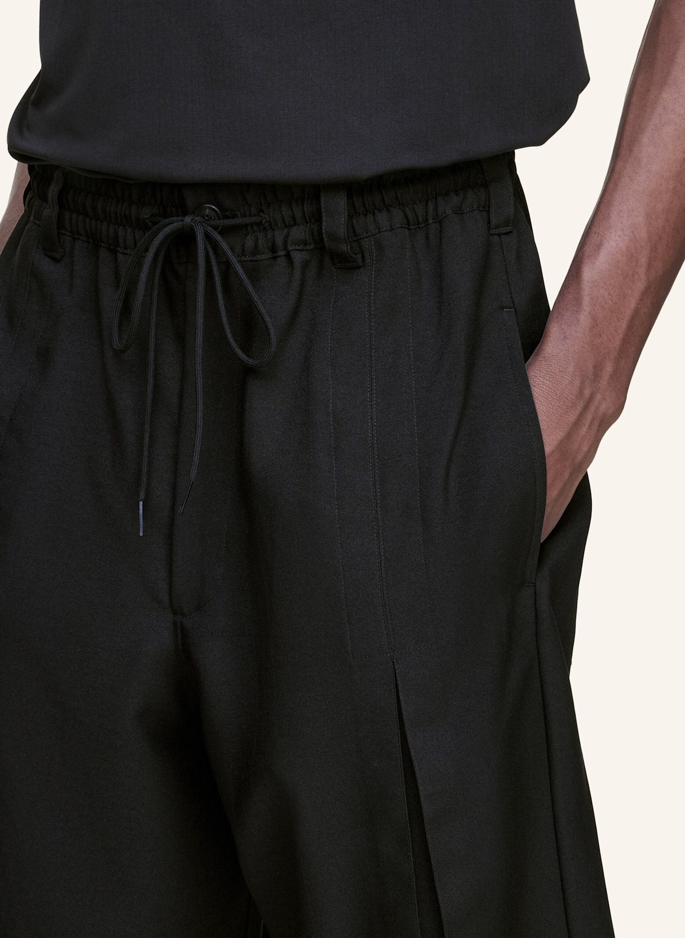 Y-3 Y-3 SPORT UNIFORM SHORTS MIT FALTEN: SCHWARZ
