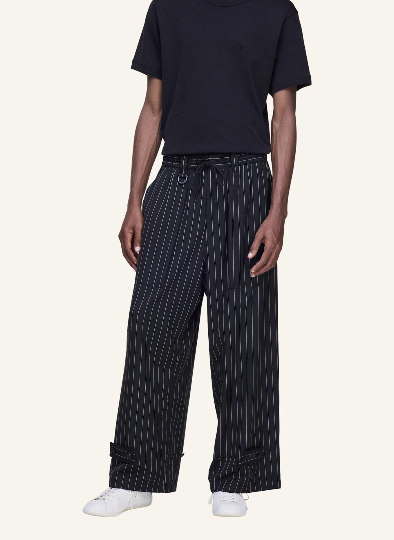 Y-3 Y-3 HOSE MIT NADELSTREIFEN UND WEITEM BEIN AUS VEREDELTER WOLLE: SCHWARZ/ CREME