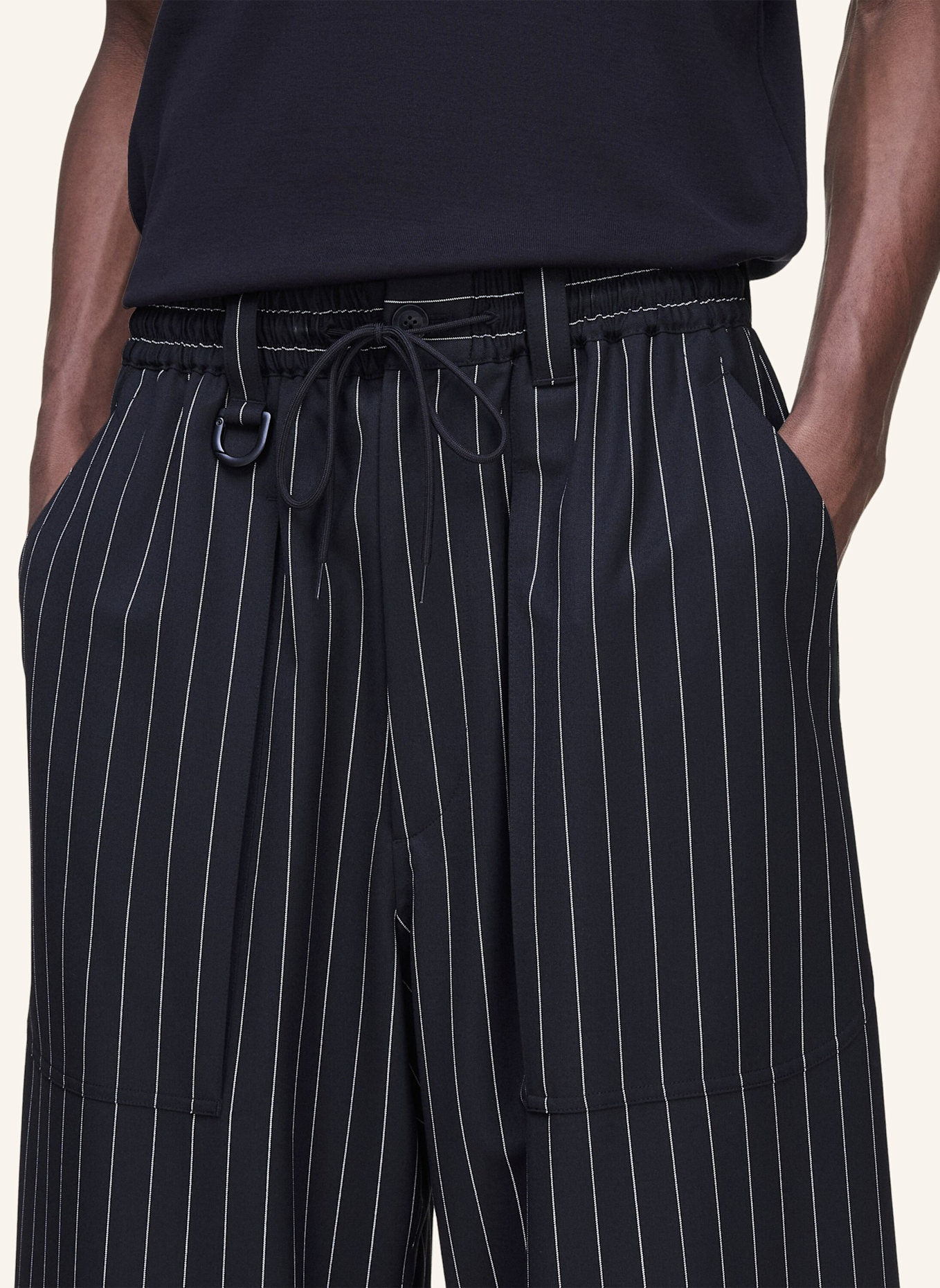 Y-3 Y-3 HOSE MIT NADELSTREIFEN UND WEITEM BEIN AUS VEREDELTER WOLLE: SCHWARZ/ CREME