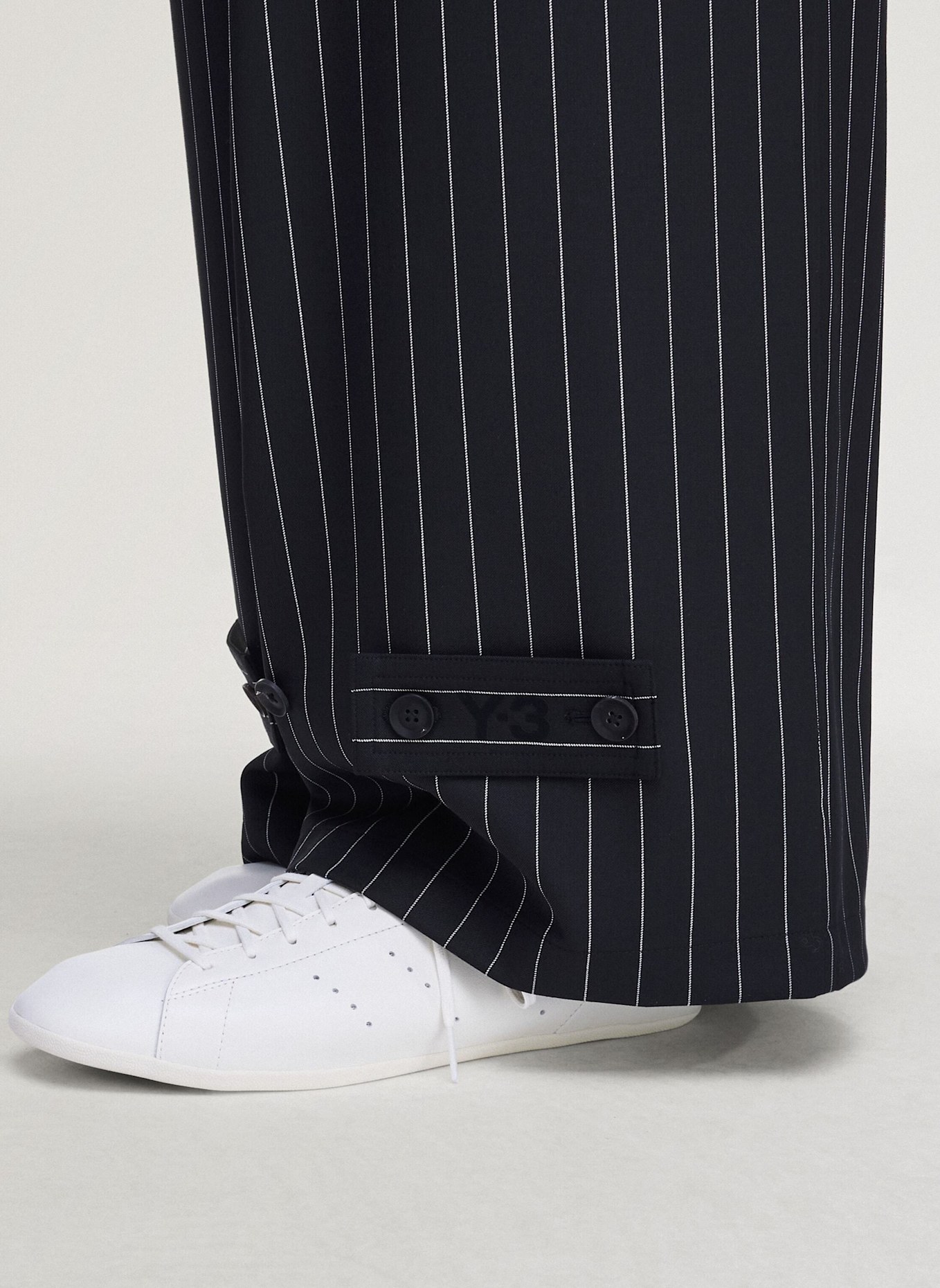 Y-3 Y-3 HOSE MIT NADELSTREIFEN UND WEITEM BEIN AUS VEREDELTER WOLLE: SCHWARZ/ CREME