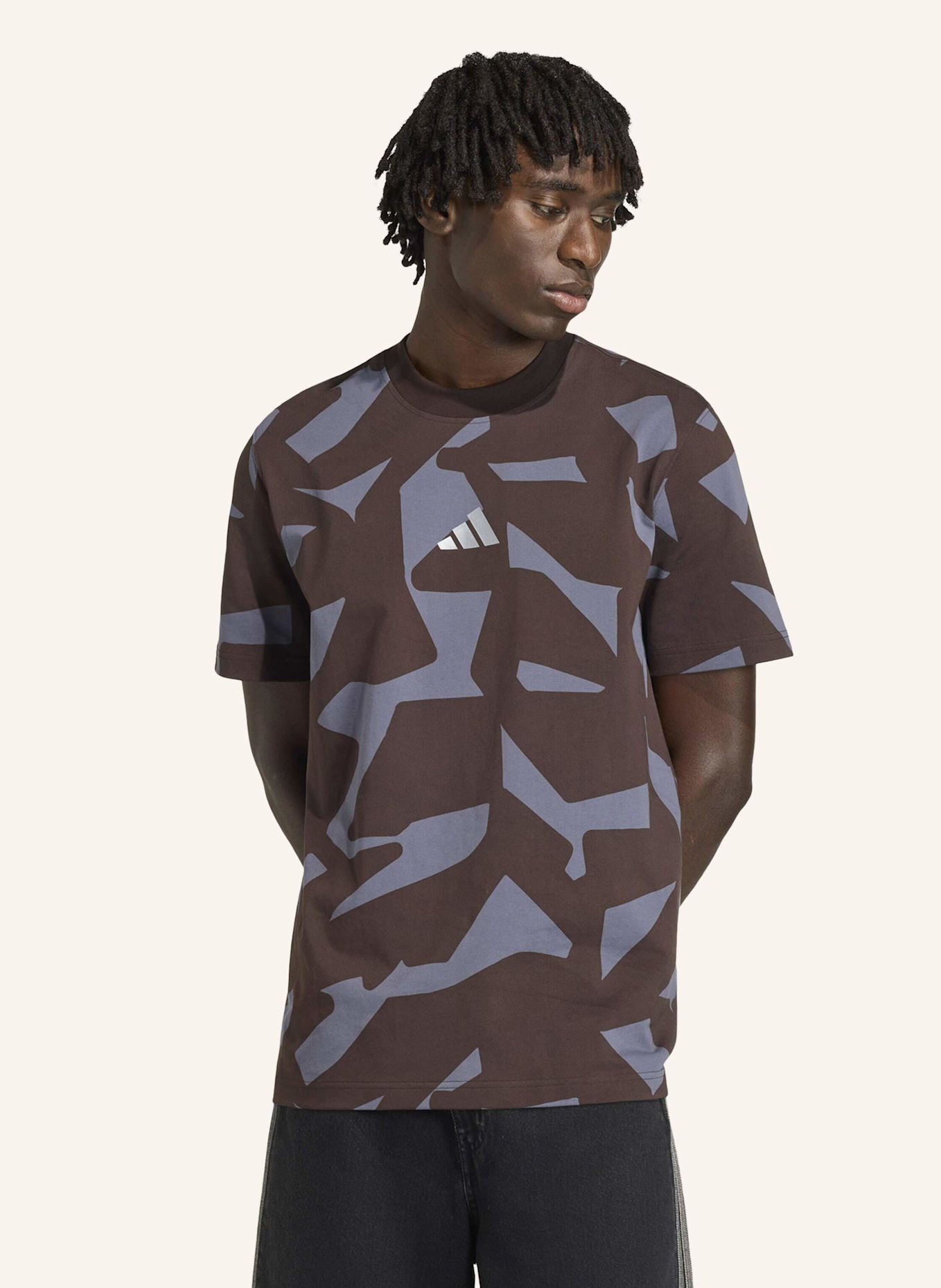 adidas AMG CAMO SHORT SLEEVE T-SHIRT: BRAUN/ GRAU