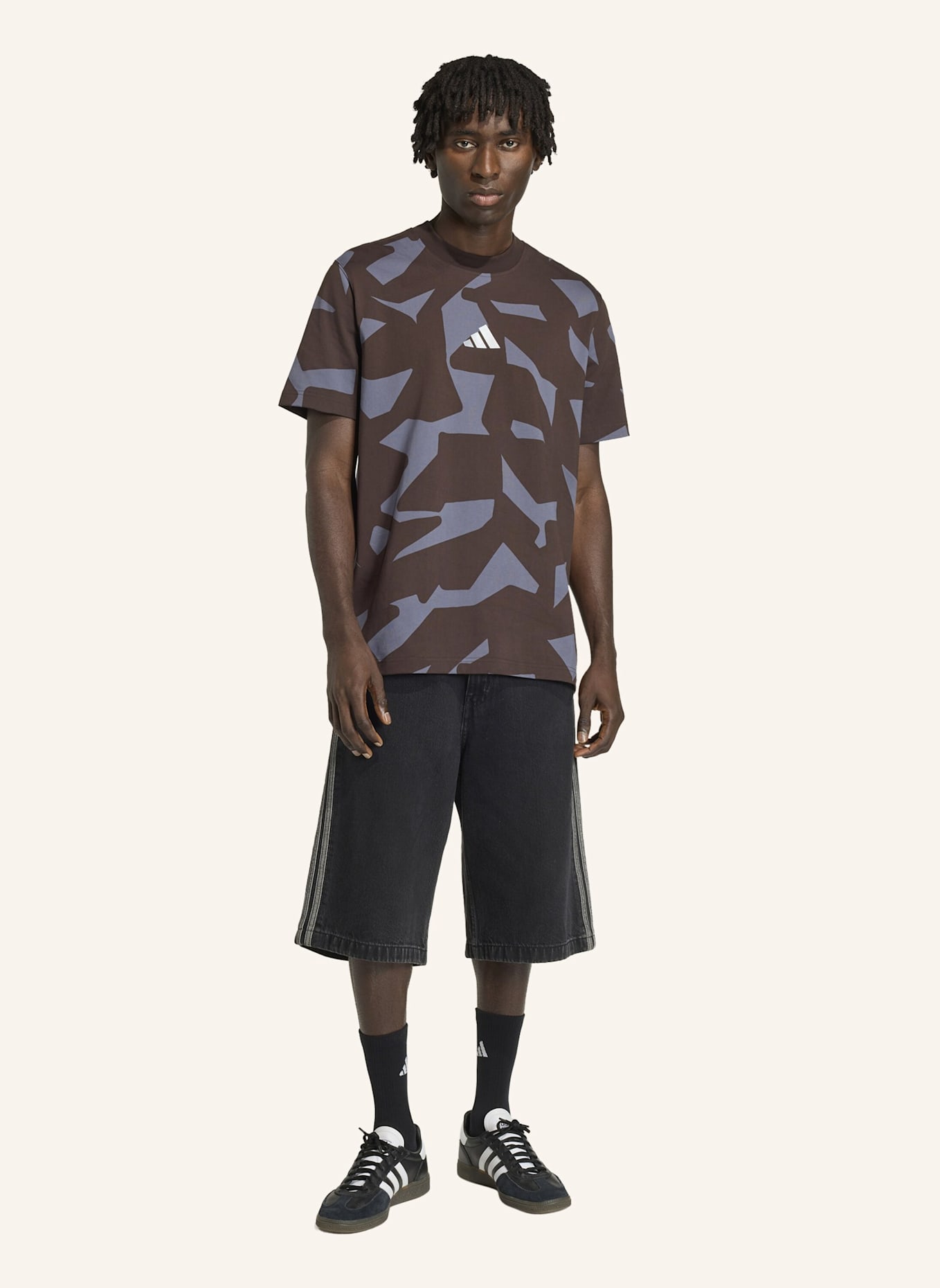 adidas AMG CAMO SHORT SLEEVE T-SHIRT: BRAUN/ GRAU