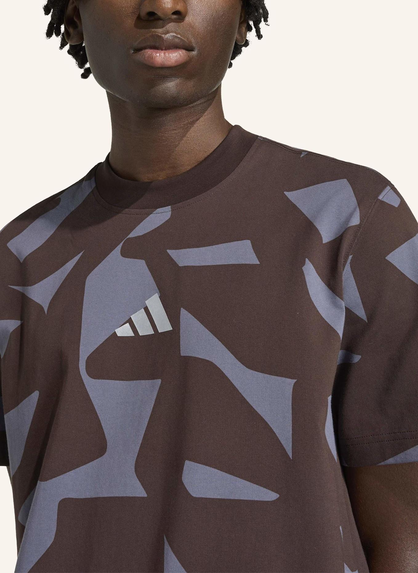 adidas AMG CAMO SHORT SLEEVE T-SHIRT: BRAUN/ GRAU