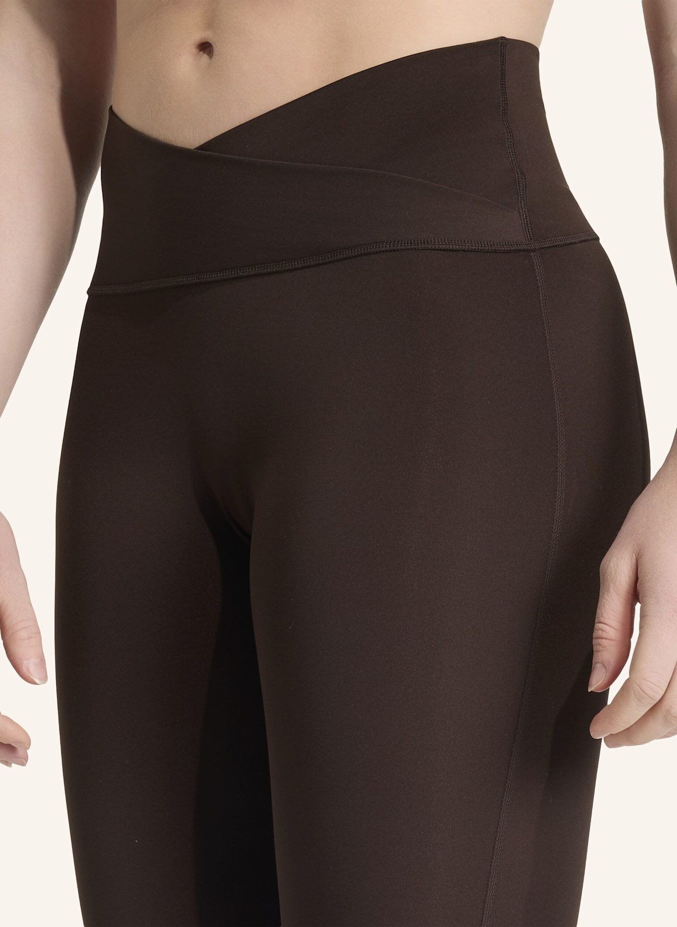 adidas 3-STREIFEN STUDIO ALL ME FLARE X-OVER LEGGINGS: BRAUN