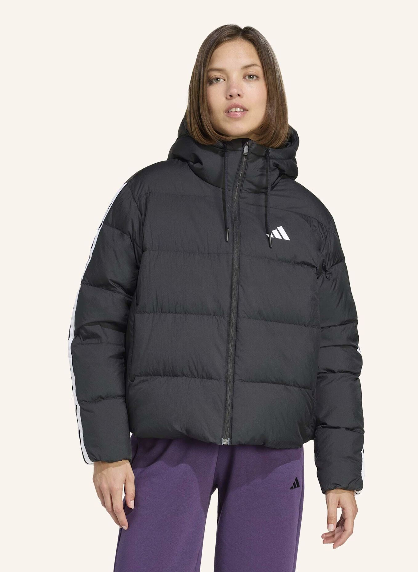 adidas ESSENTIALS CLIMAWARM 3-STREIFEN PUFFER DAUNENJACKE MIT KAPUZE: SCHWARZ