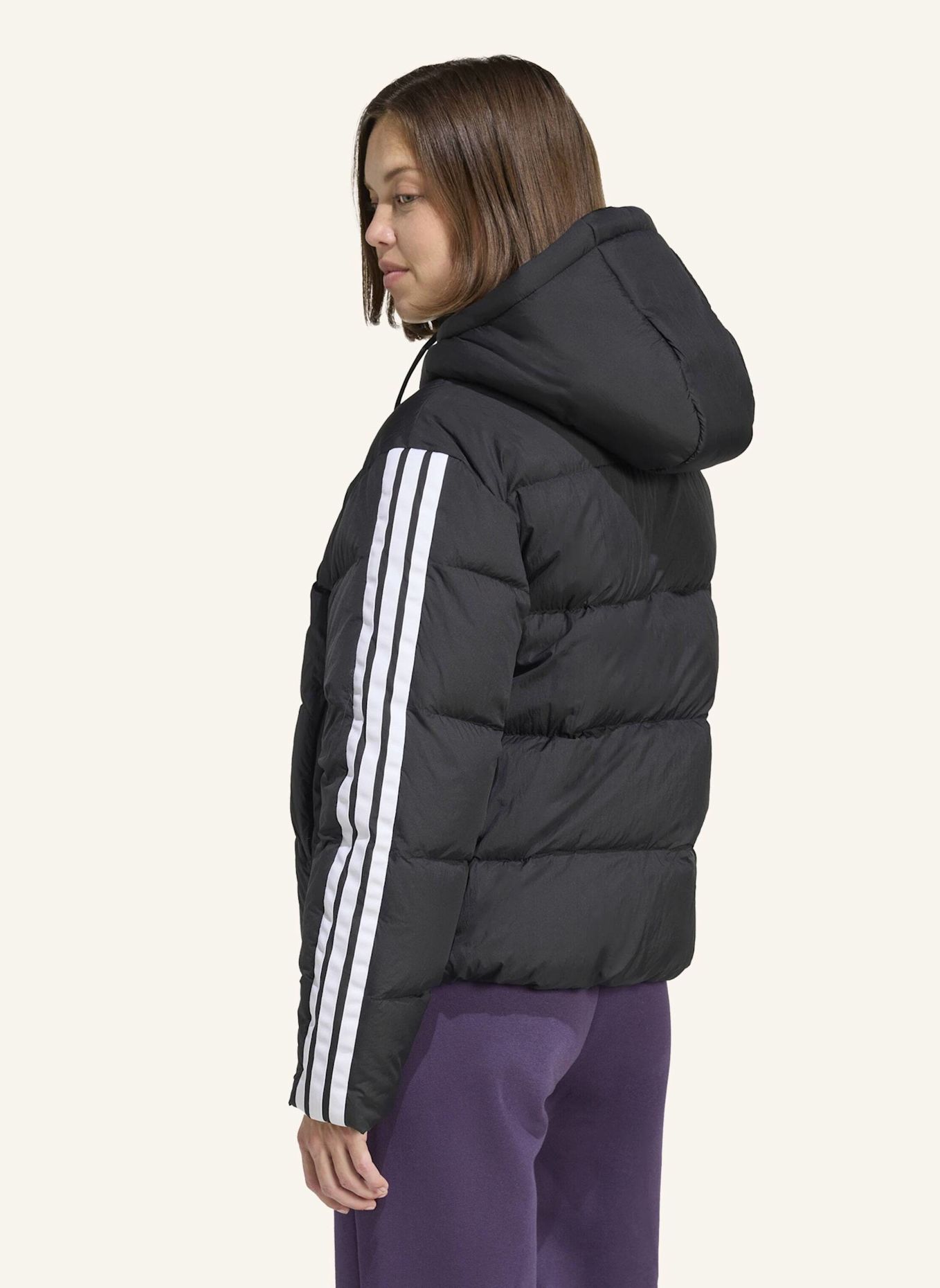 adidas ESSENTIALS CLIMAWARM 3-STREIFEN PUFFER DAUNENJACKE MIT KAPUZE: SCHWARZ