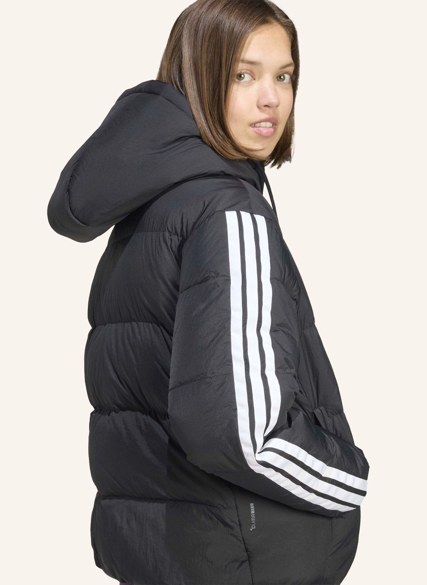adidas ESSENTIALS CLIMAWARM 3-STREIFEN PUFFER DAUNENJACKE MIT KAPUZE: SCHWARZ