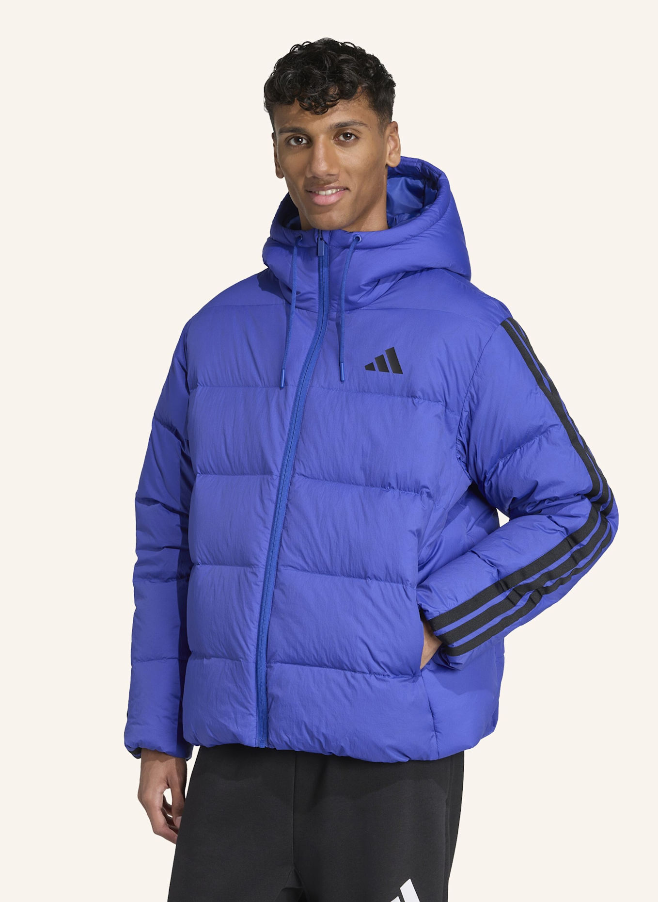 adidas ESSENTIALS CLIMAWARM 3-STREIFEN PUFFER DAUNENJACKE MIT KAPUZE: BLAU