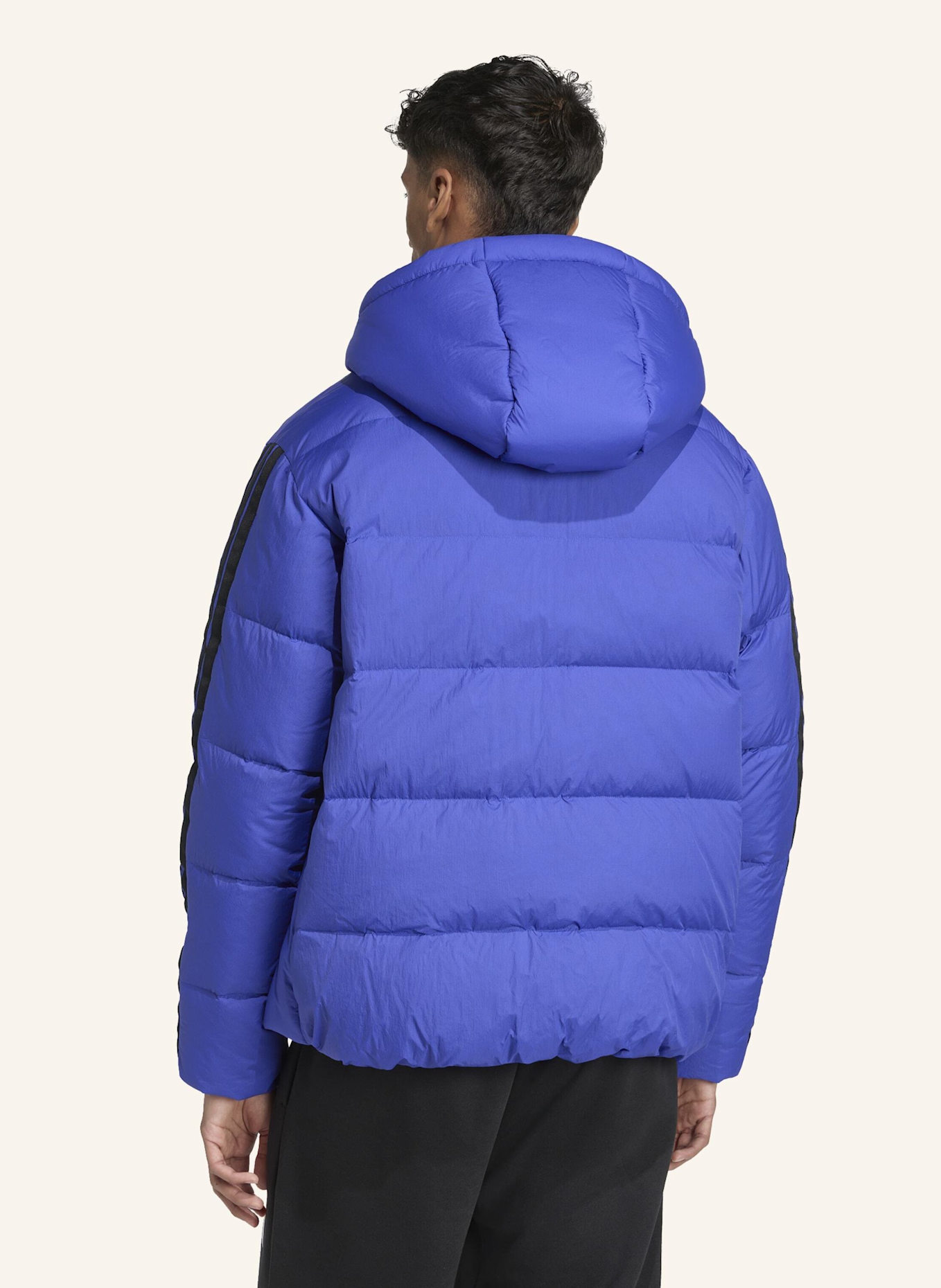 adidas ESSENTIALS CLIMAWARM 3-STREIFEN PUFFER DAUNENJACKE MIT KAPUZE: BLAU