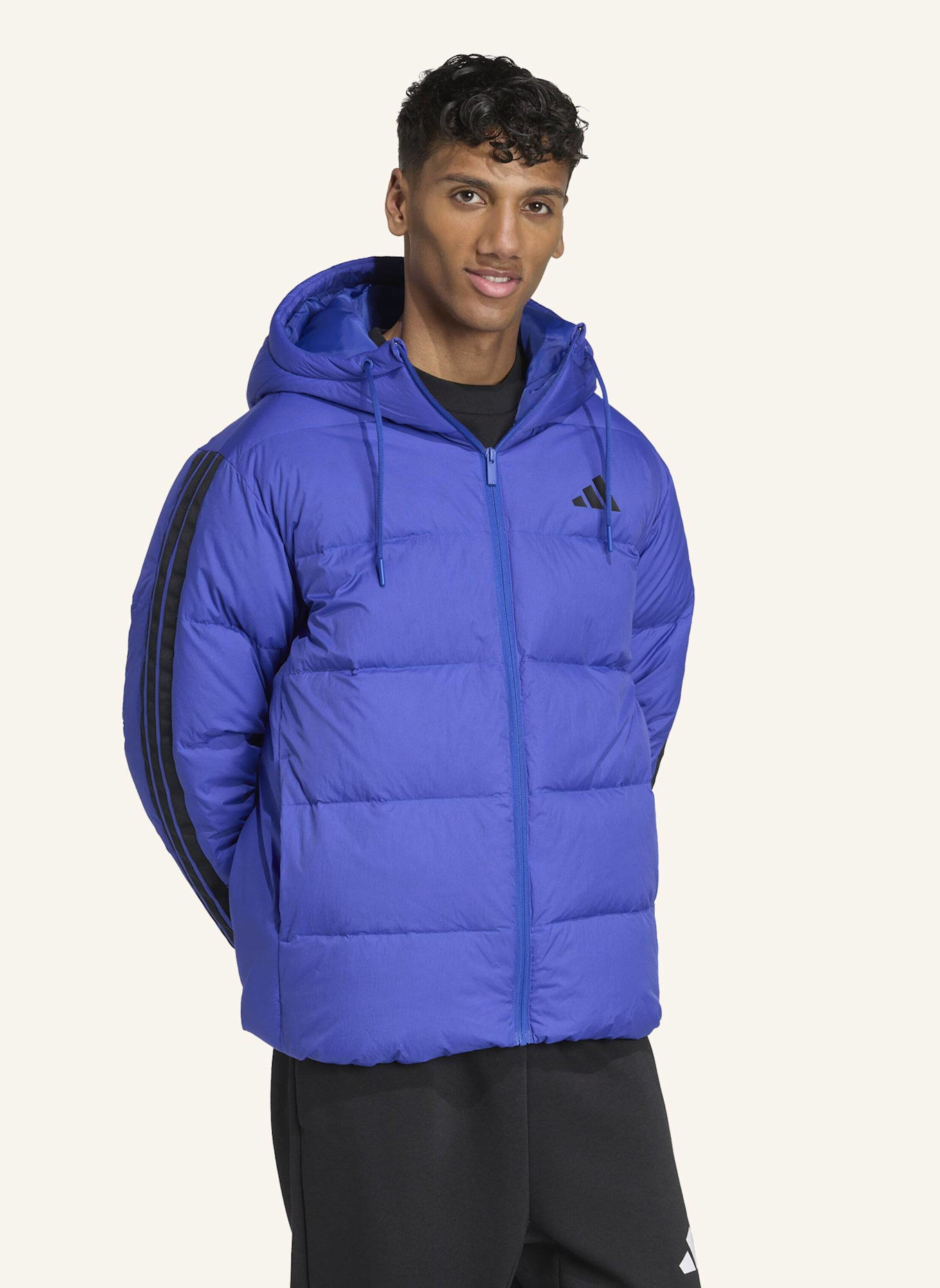 adidas ESSENTIALS CLIMAWARM 3-STREIFEN PUFFER DAUNENJACKE MIT KAPUZE: BLAU